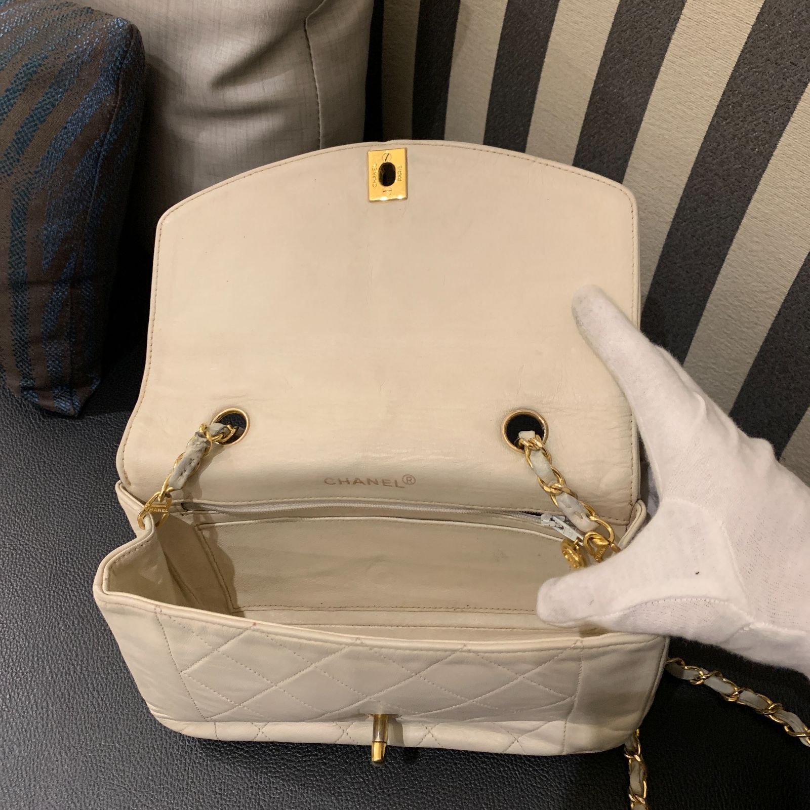 ◎本物 美品 chanel ダイアナ22cm ラムスキン 白シャネル マトラッセ 