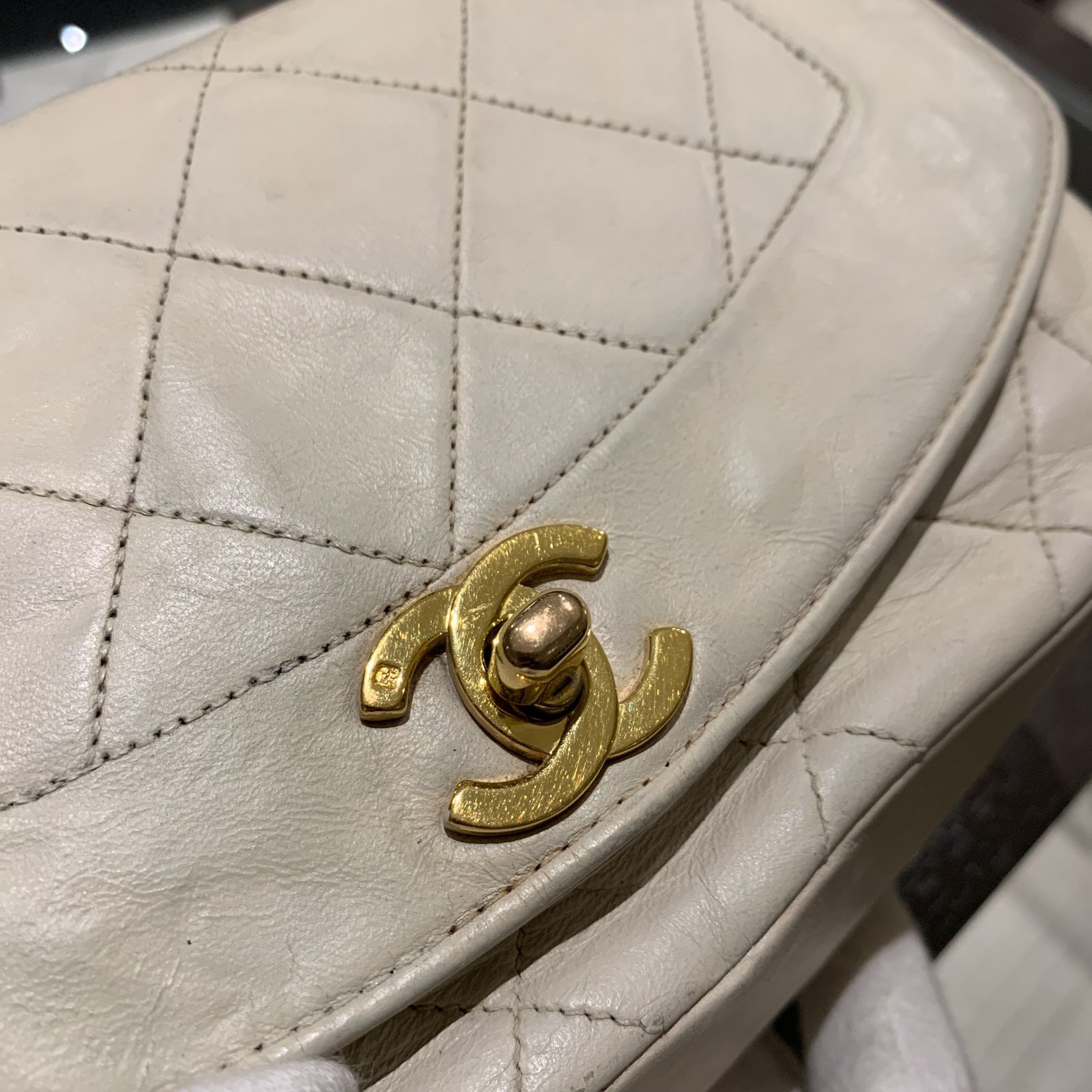 ◎本物 美品 chanel ダイアナ22cm ラムスキン 白シャネル マトラッセ