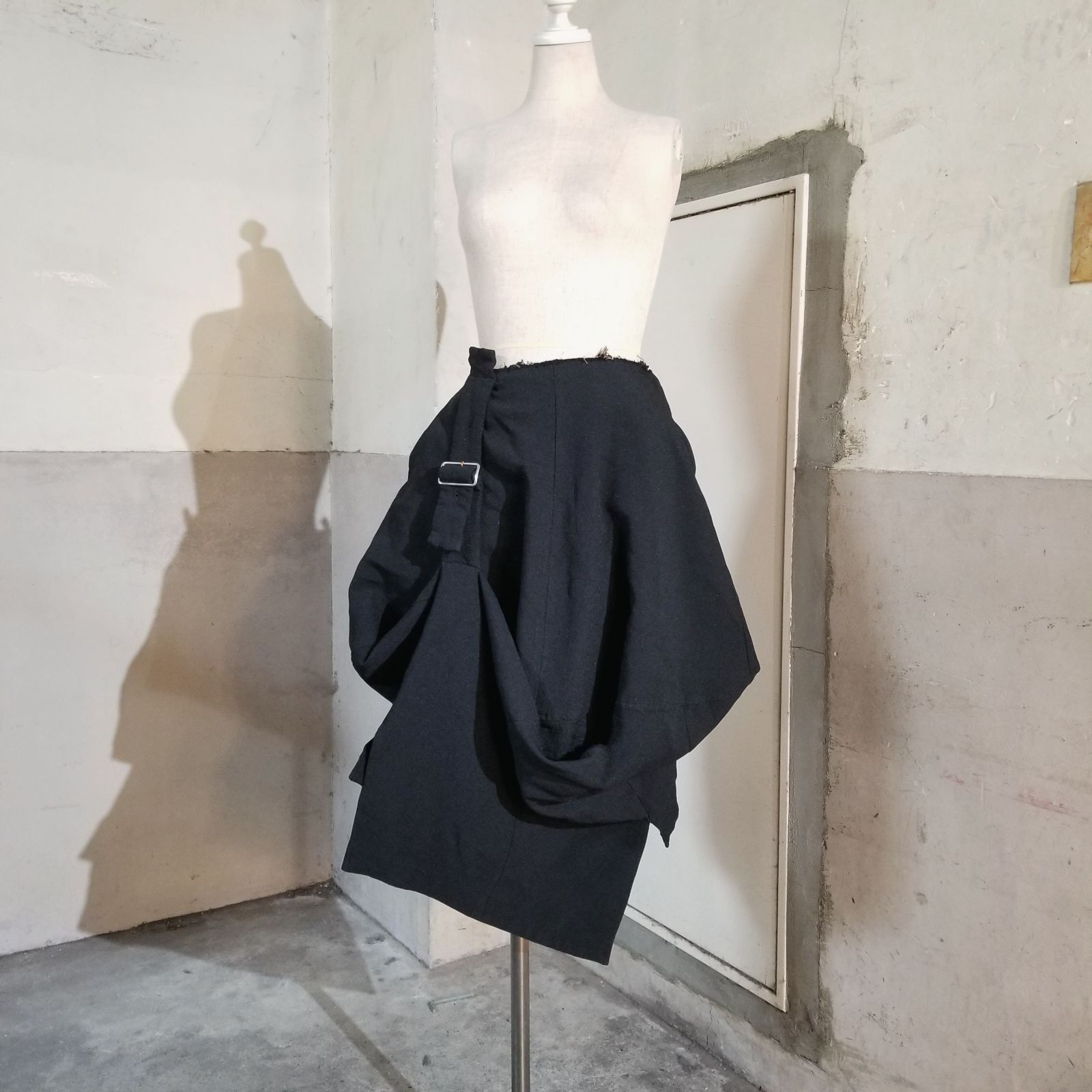 新品同様COMME des GARCONS製品染め切れ込仕様エステル縮絨スカート COMME des GARCONS 16aw エステル縮絨 ベルテッドスカート S