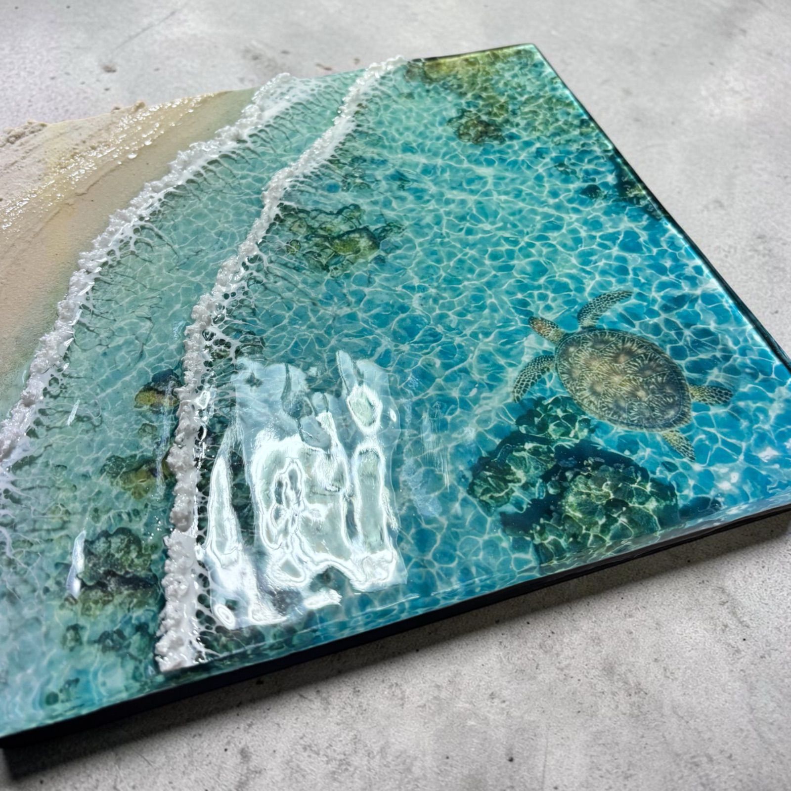 『沖縄の海を感じる』オーシャンレジンアート／ウミガメ UMIGAME ocean art clock 🐢to Okinawa ⁡ 白い下地の上にメディウム