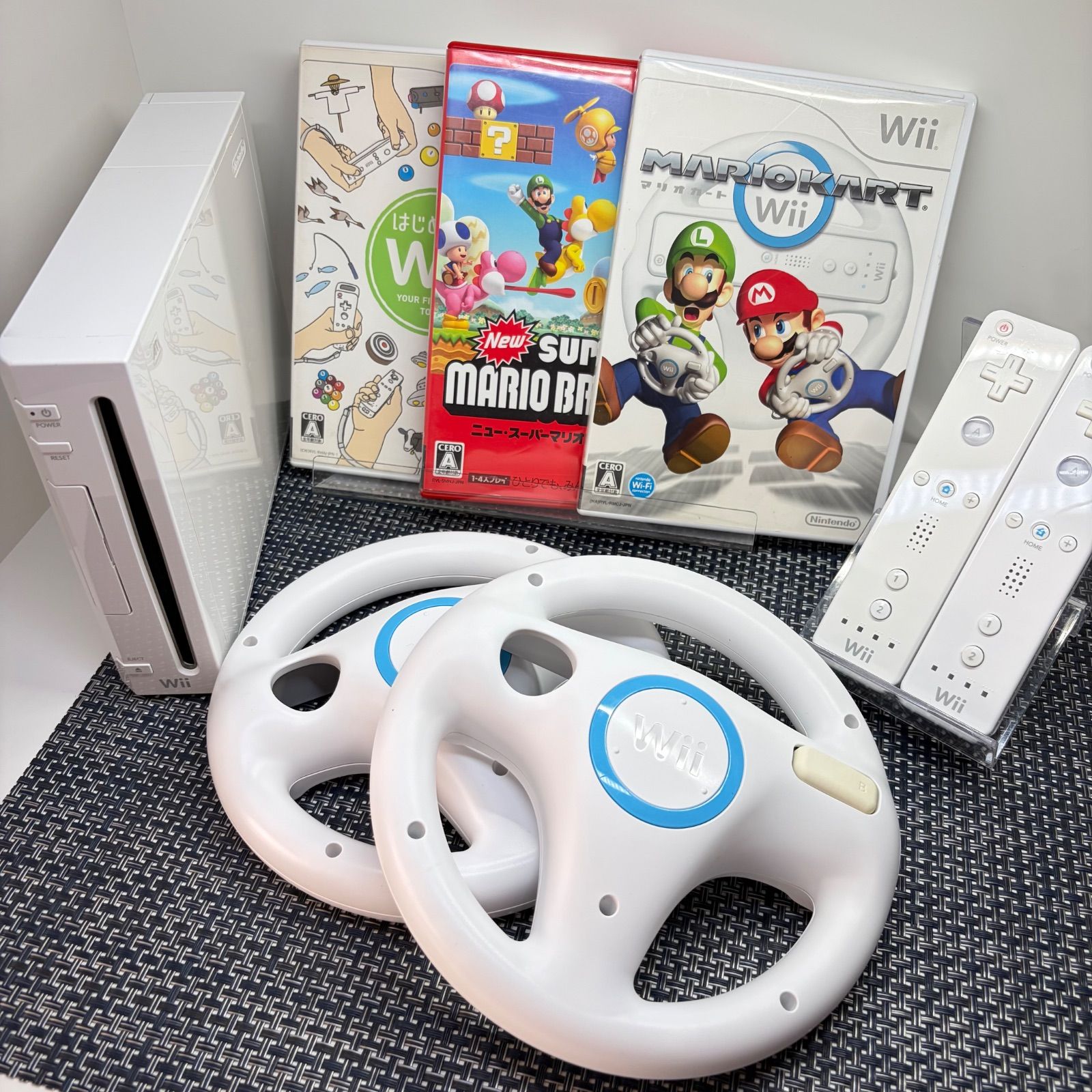 Wii 本体2台セット（白・赤）箱付き／リモコン多数／マリオカート2本付き Wii 本体2台セット（白・赤）箱付き／リモコン多数／マリオカート2本