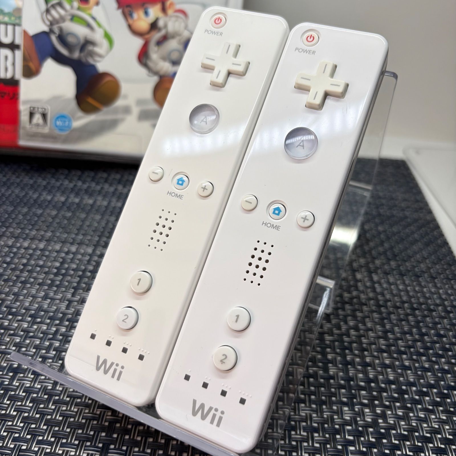 Wii 本体2台セット（白・赤）箱付き／リモコン多数／マリオカート2本付き Wii 本体2台セット（白・赤）箱付き／リモコン多数／マリオカート2本