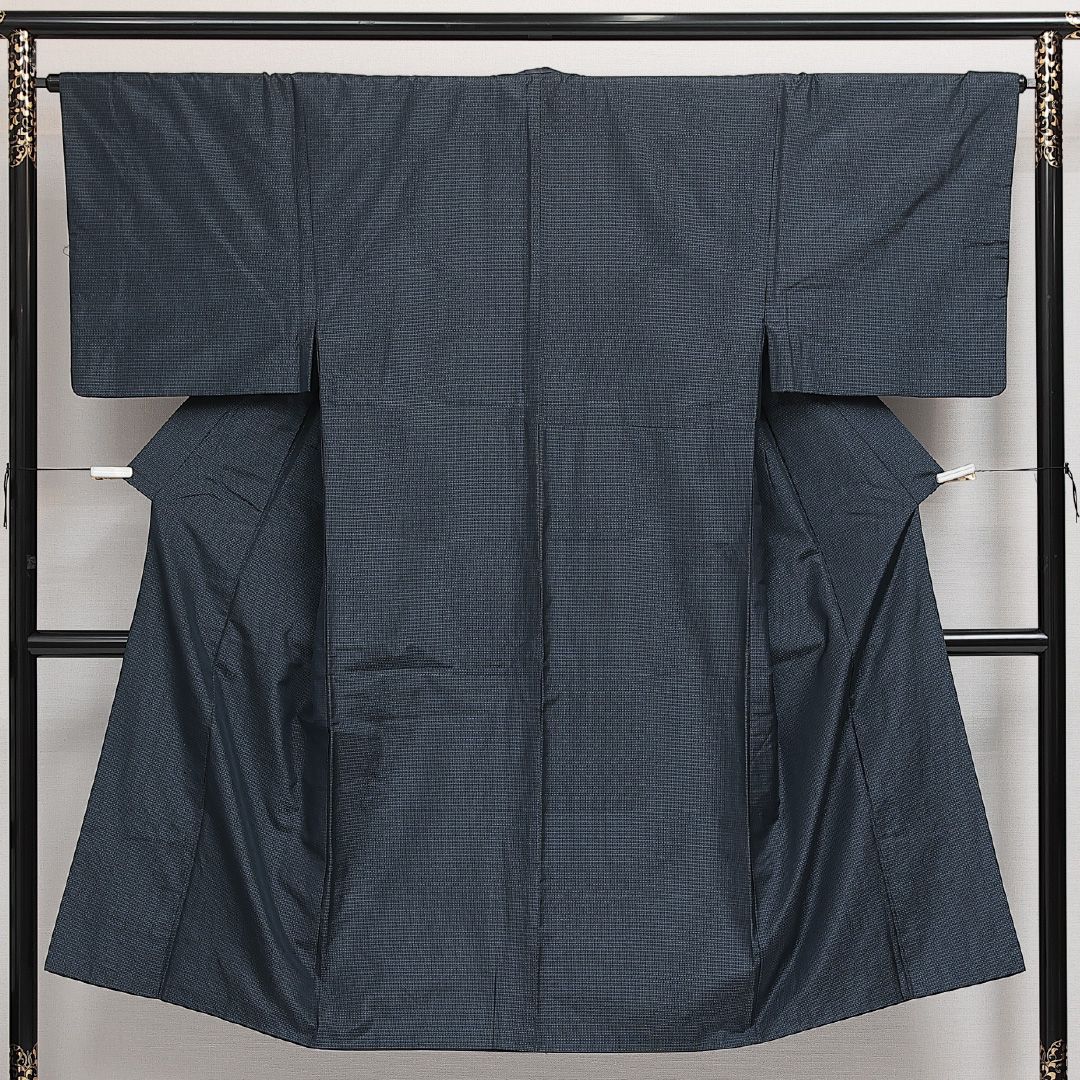 男着物 大島紬 袷 身丈134cm 裄丈64cm 正絹 Sランク インフォーマル 棒衿 XSサイズ 亀甲絣 上品 落ち着き 紺系 M4 1224-13990