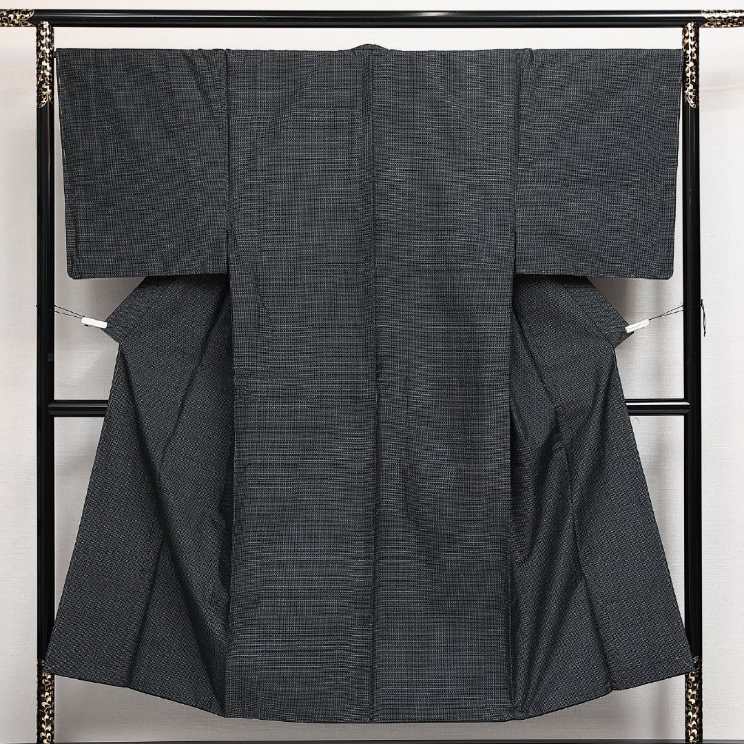 未使用品 男着物 大島紬 袷 身丈146cm 裄丈67cm 正絹 Nランク インフォーマル 棒衿 Lサイズ しつけ糸 亀甲絣 シック 落ち着き 紺系 M4 1224-13993