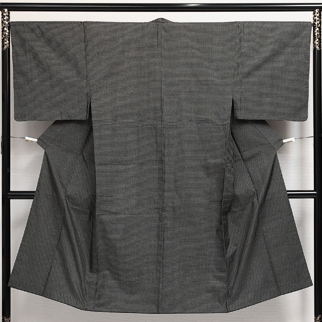 男着物 大島紬 袷 身丈133cm 裄丈67cm 正絹 Sランク インフォーマル 棒衿 XSサイズ 亀甲絣 シック 落ち着き グレー系 M4 1224-13994