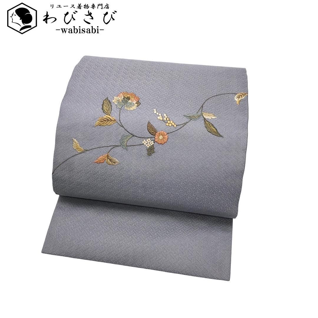 MO-3520 名古屋帯 刺繍 丸に花模様 浪花鼠色 帯のアトリエ 花邑 hanamura 銀座 「藤鼠色地 扇に花文様 手刺繍 小紋 袷」