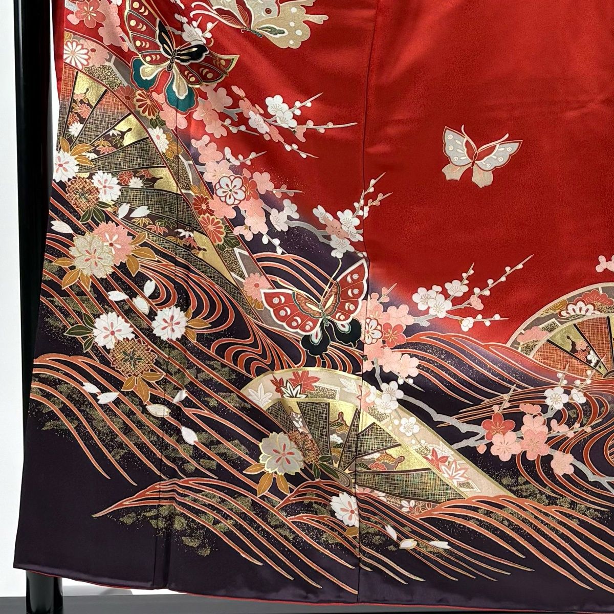 美品】 振袖 身丈156cm 裄丈62.5cm S 袷 枝梅 蝶 金彩 染め分け 赤