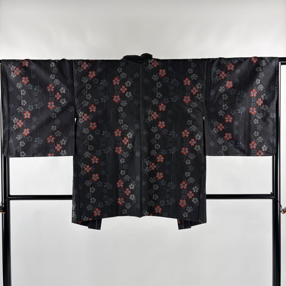 紬 美品 名品 身丈157cm 裄丈66cm 正絹 【中古】 美品】 紬 身丈157cm 裄丈62cm S 単衣 格子 灰色 正絹 秀品｜中古