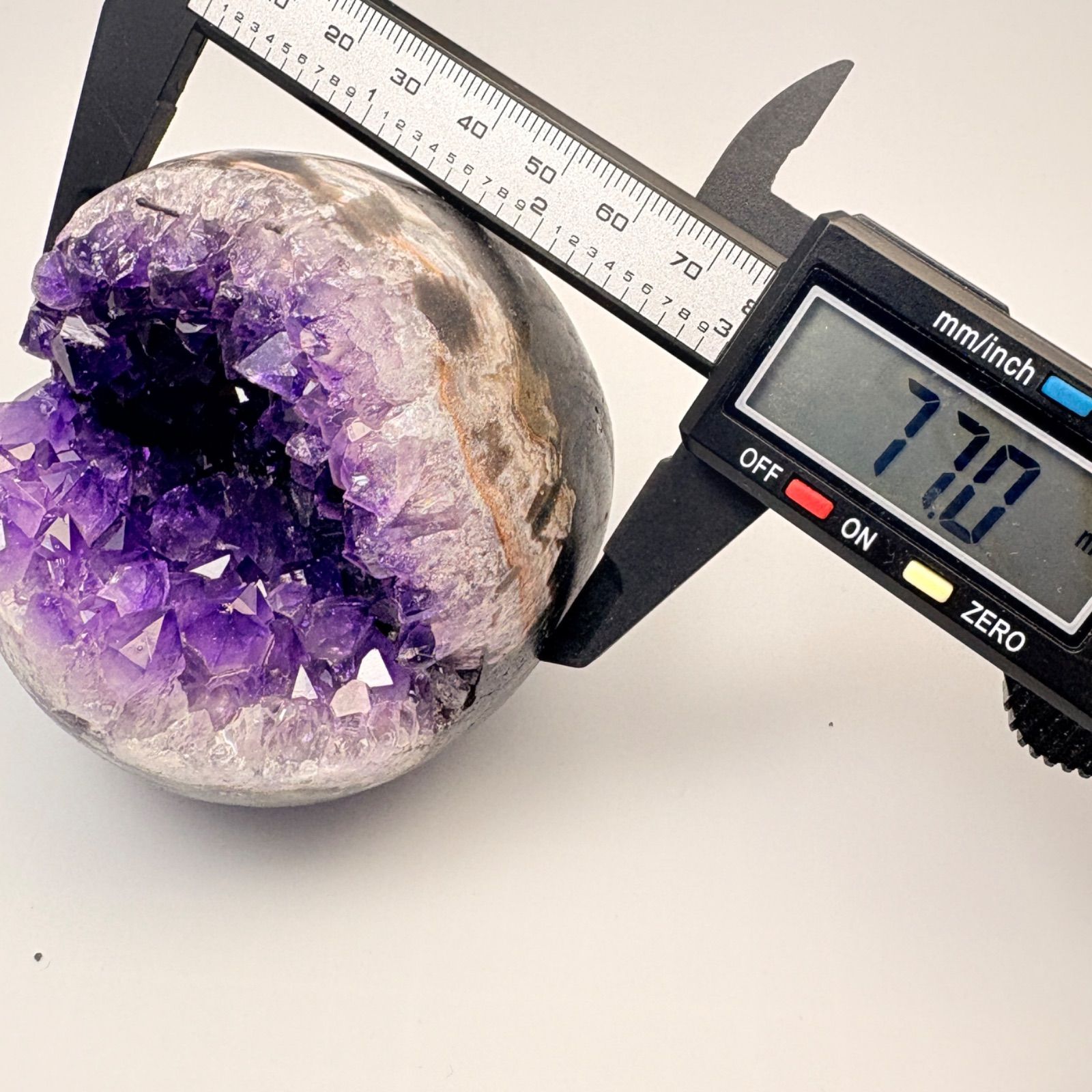 幸運を招く】アメジスト 笑口（笑い口）ジオード 直径 約7.7cm 丸玉