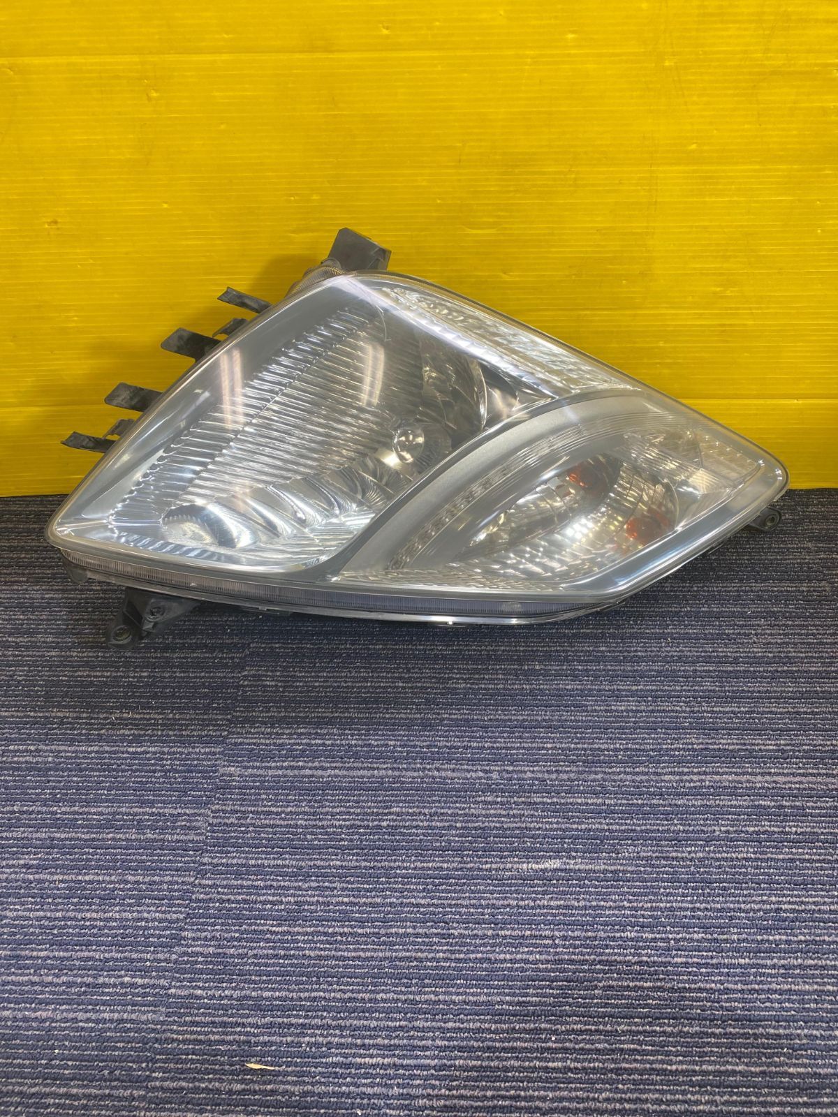 ZT-1861] 純正トヨタプリウス NHW20 H18年 ヘッドライト ヘッドランプ