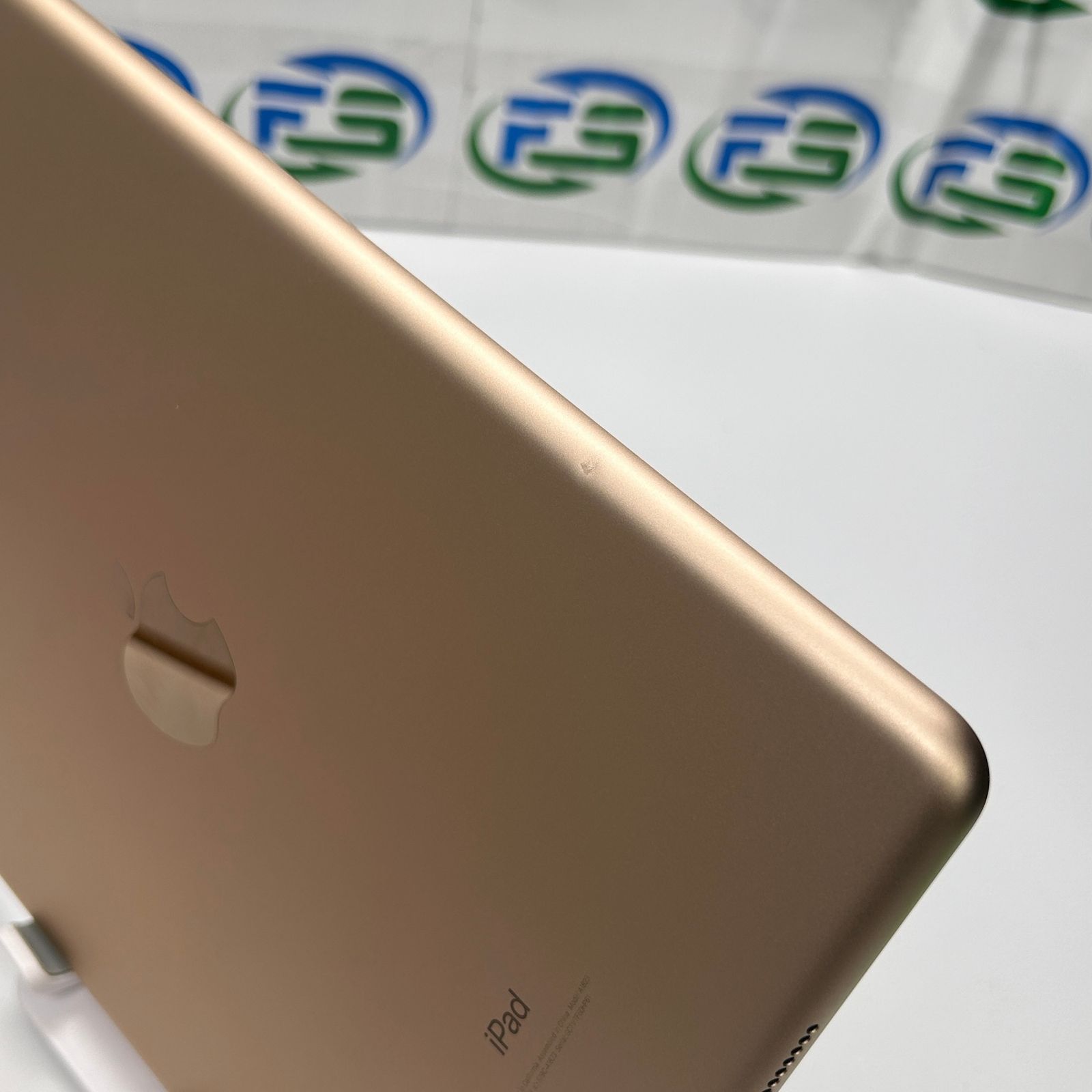 iPad 第5世代 Cellular ゴールド 32GB MPG42J/A A1823 訳あり ヤケ小