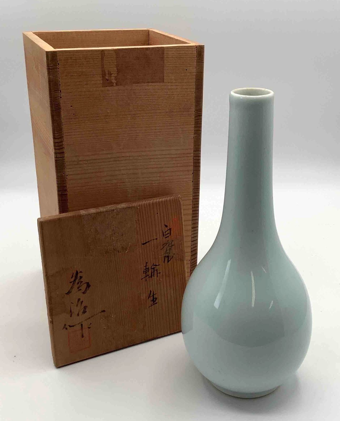 美術品・アンティーク・コレクション 白磁 牡丹 彫 壺 有田 中尾恭純