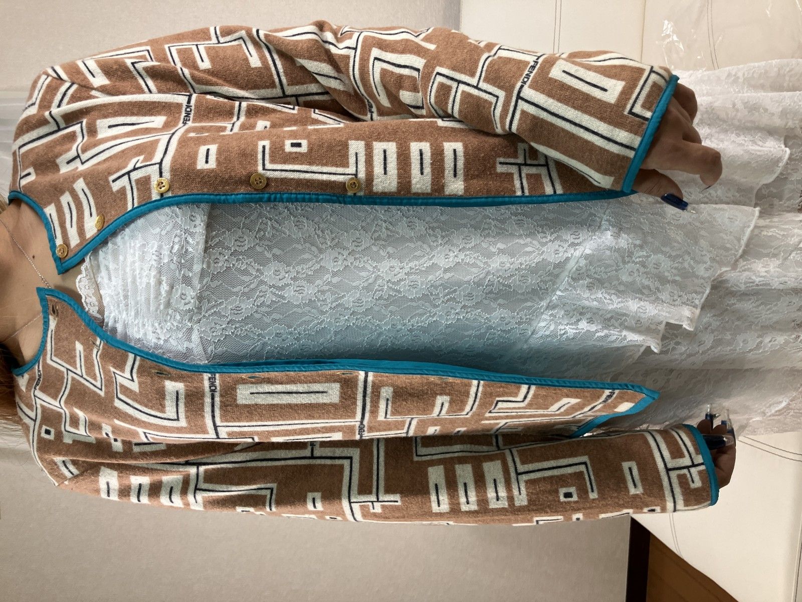 フェンディ FENDI カーディガン ジャケット 総柄 ズッカ風 ロゴ ニット 長袖 イタリア製 ITA44 レディース ベージュ 裏地付き 羽織り ヴィンテージ フェンディ FENDI カーディガン ジャケット 総柄 ズッカ風 ロゴ ニット