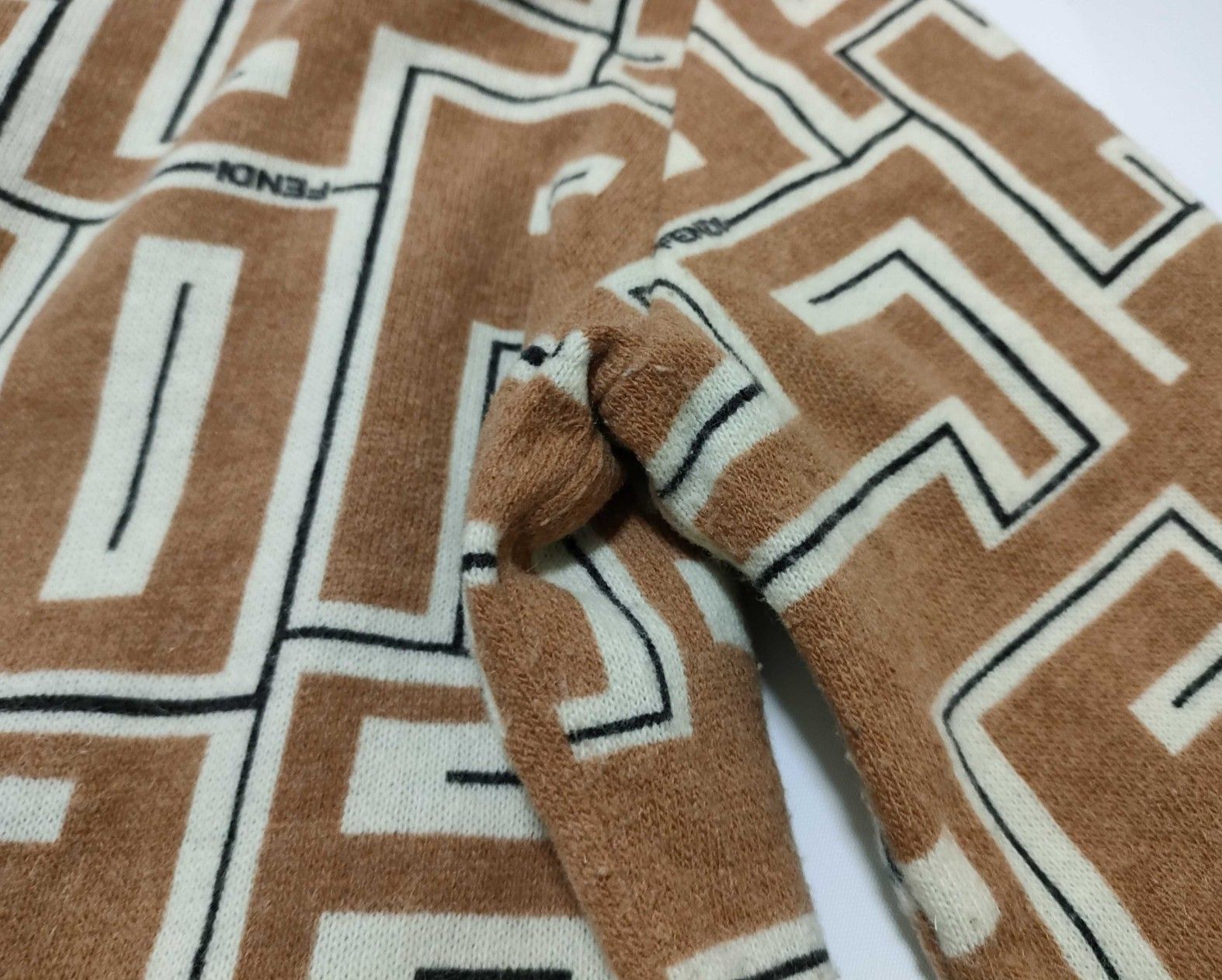 フェンディ FENDI カーディガン ジャケット 総柄 ズッカ風 ロゴ ニット 長袖 イタリア製 ITA44 レディース ベージュ 裏地付き 羽織り ヴィンテージ フェンディ FENDI カーディガン ジャケット 総柄 ズッカ風 ロゴ ニット