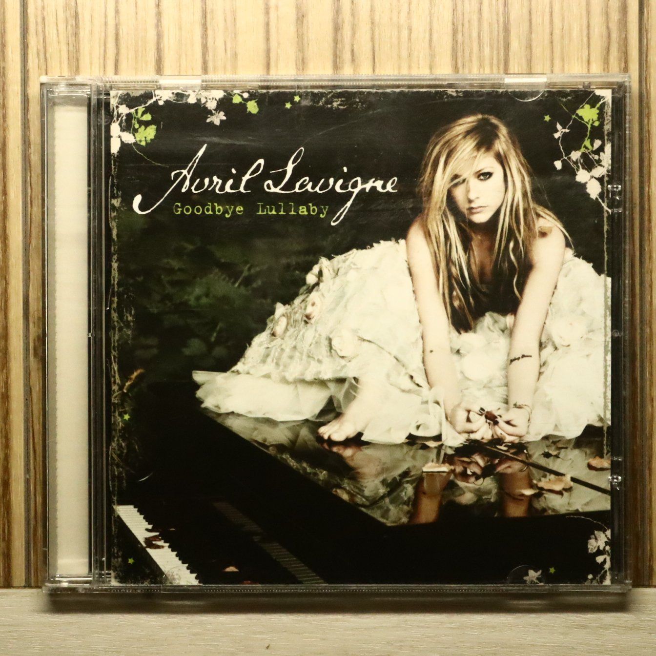 Avril Lavigne アヴリル・ラヴィーン　サイン入りCD Avril Lavigne = アヴリル・ラヴィーン – Under My Skin = アンダー