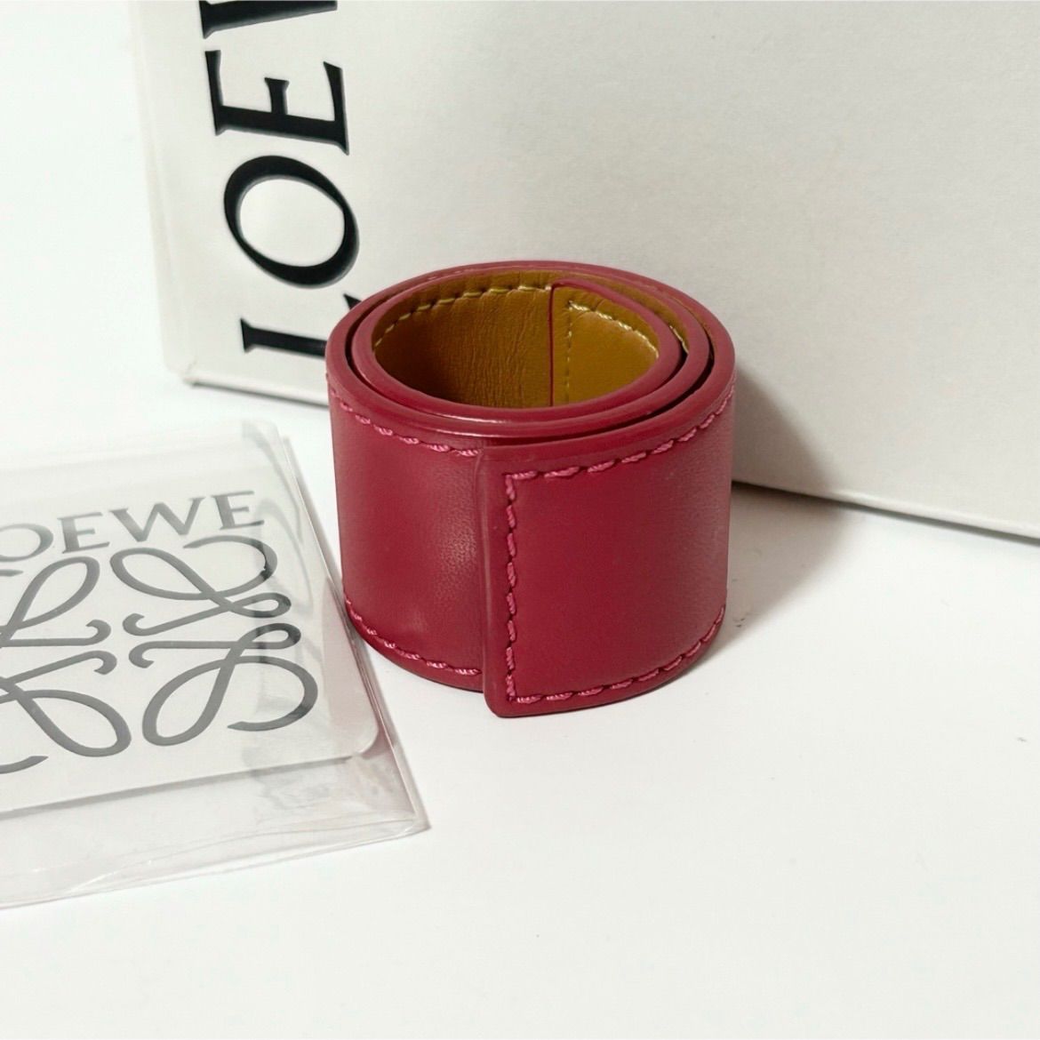 LOEWE ロエベ アナグラム スラップ レザー ブレスレットバングル