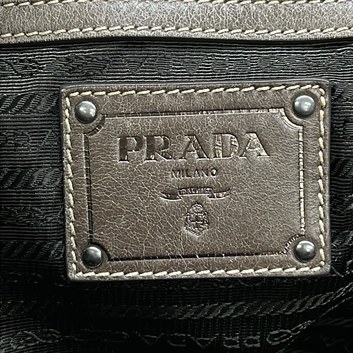 PRADA(プラダ) ショルダーバッグ - BR4660 カーキ 革タグ レザー