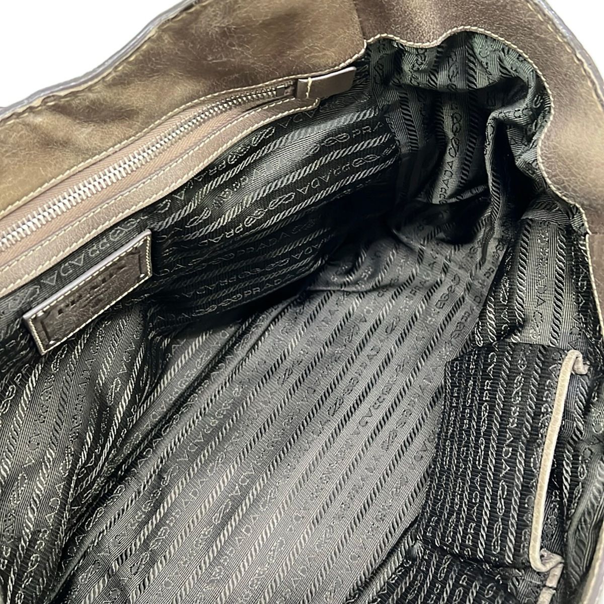PRADA(プラダ) ショルダーバッグ - BR4660 カーキ 革タグ レザー