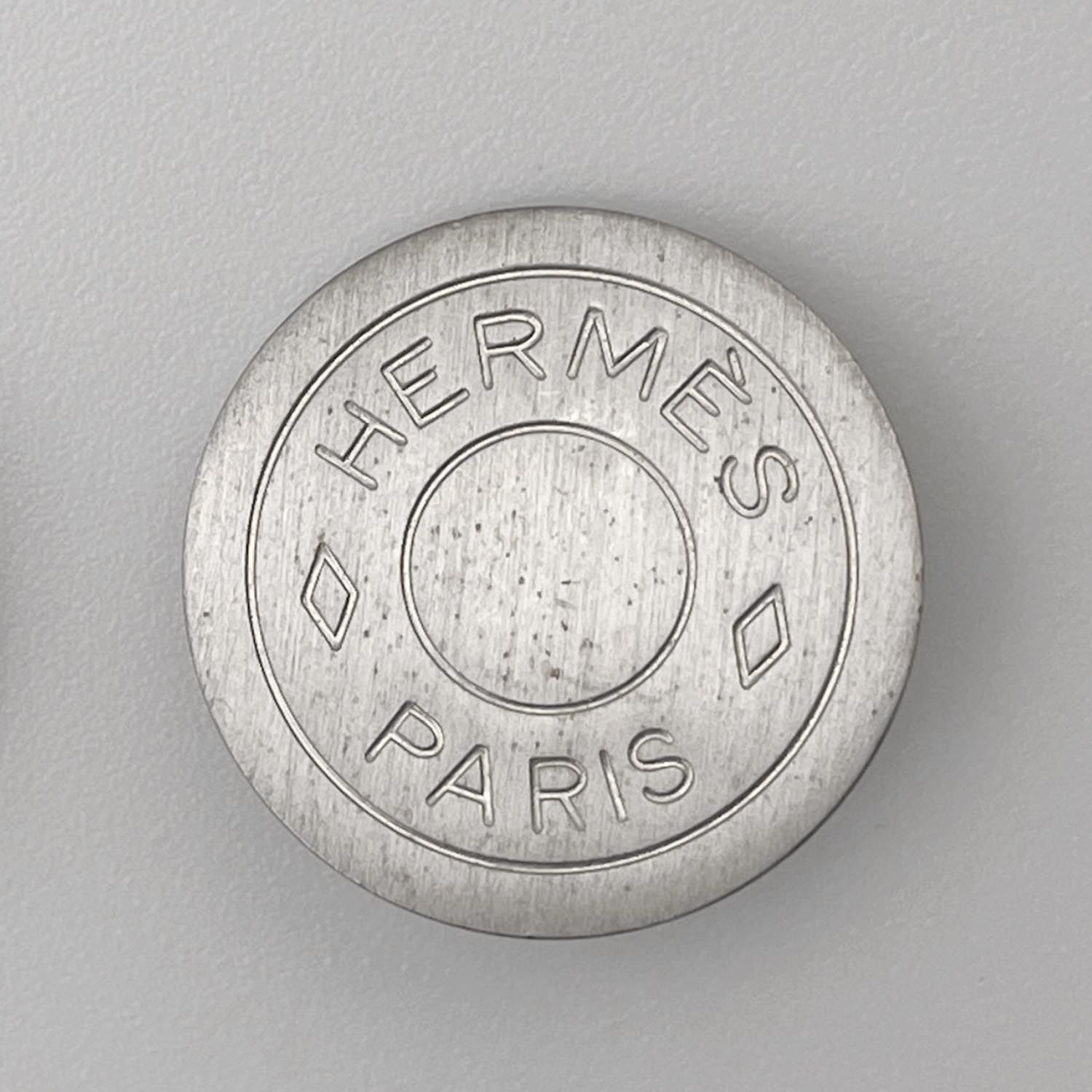 着画あり　HERMES エルメス セリエボタン イヤリング シルバーカラー ペア 直径2cm HERMES エルメス セリエボタン イヤリング シルバーカラー ペア 直径