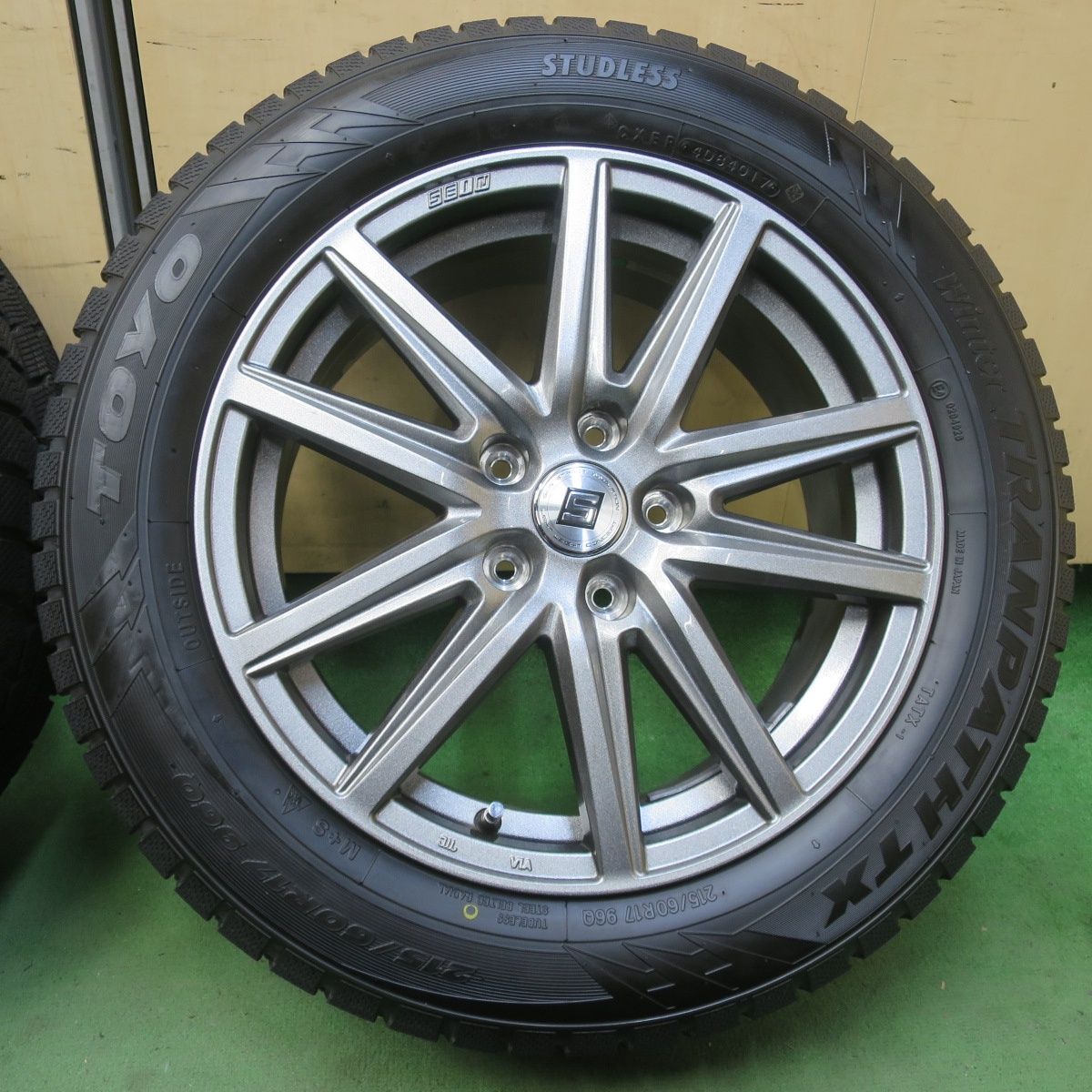 バリ溝！キレイ！ほぼ10分☆スタッドレス 215/60R17 トーヨー 