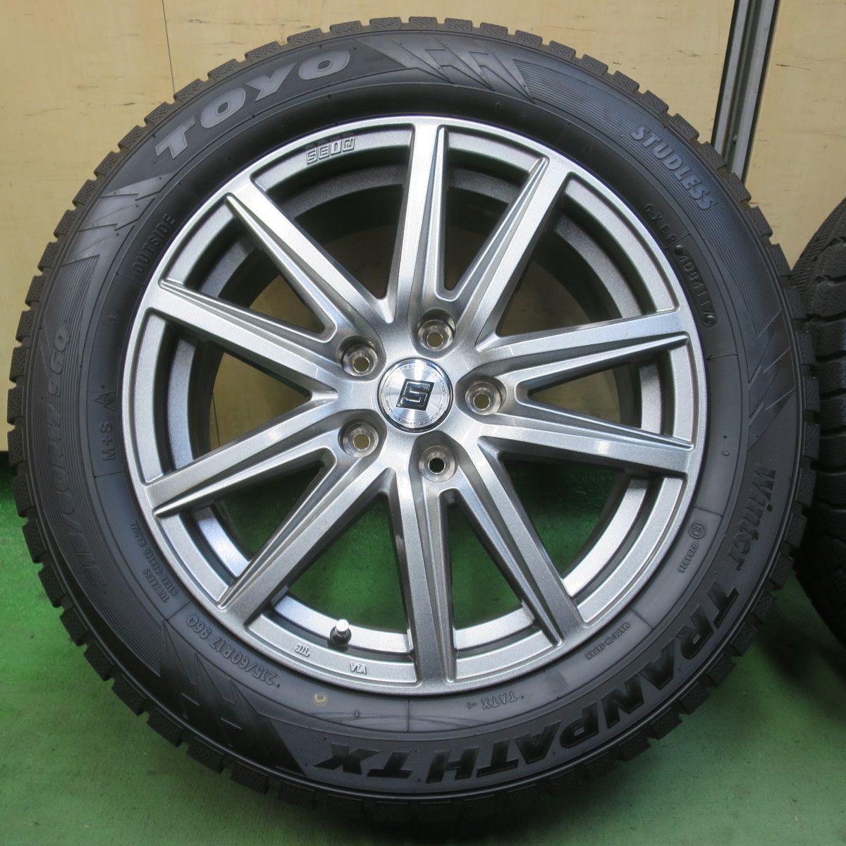 バリ溝！キレイ！ほぼ10分☆スタッドレス 215/60R17 トーヨー