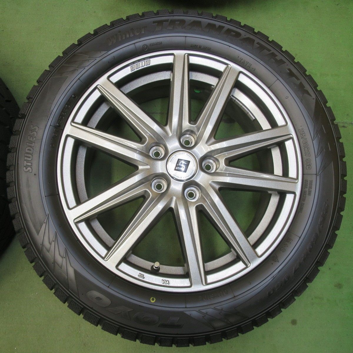 バリ溝！キレイ！ほぼ10分☆スタッドレス 215/60R17 トーヨー 