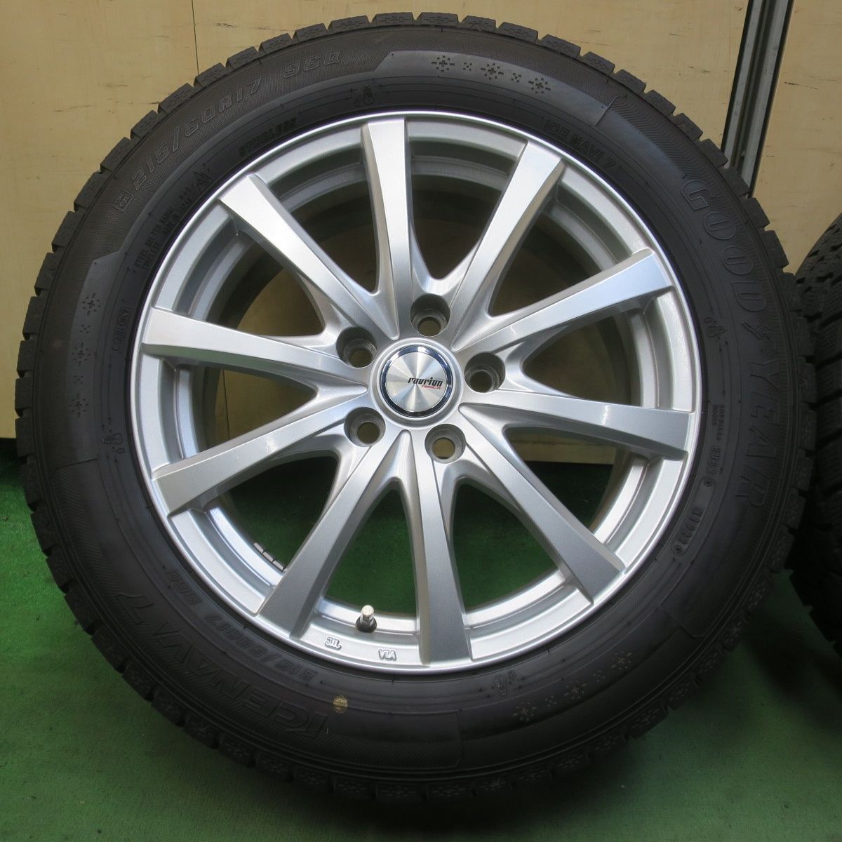 超バリ溝！22年！キレイ！ほぼ10分☆スタッドレス 215/60R17 