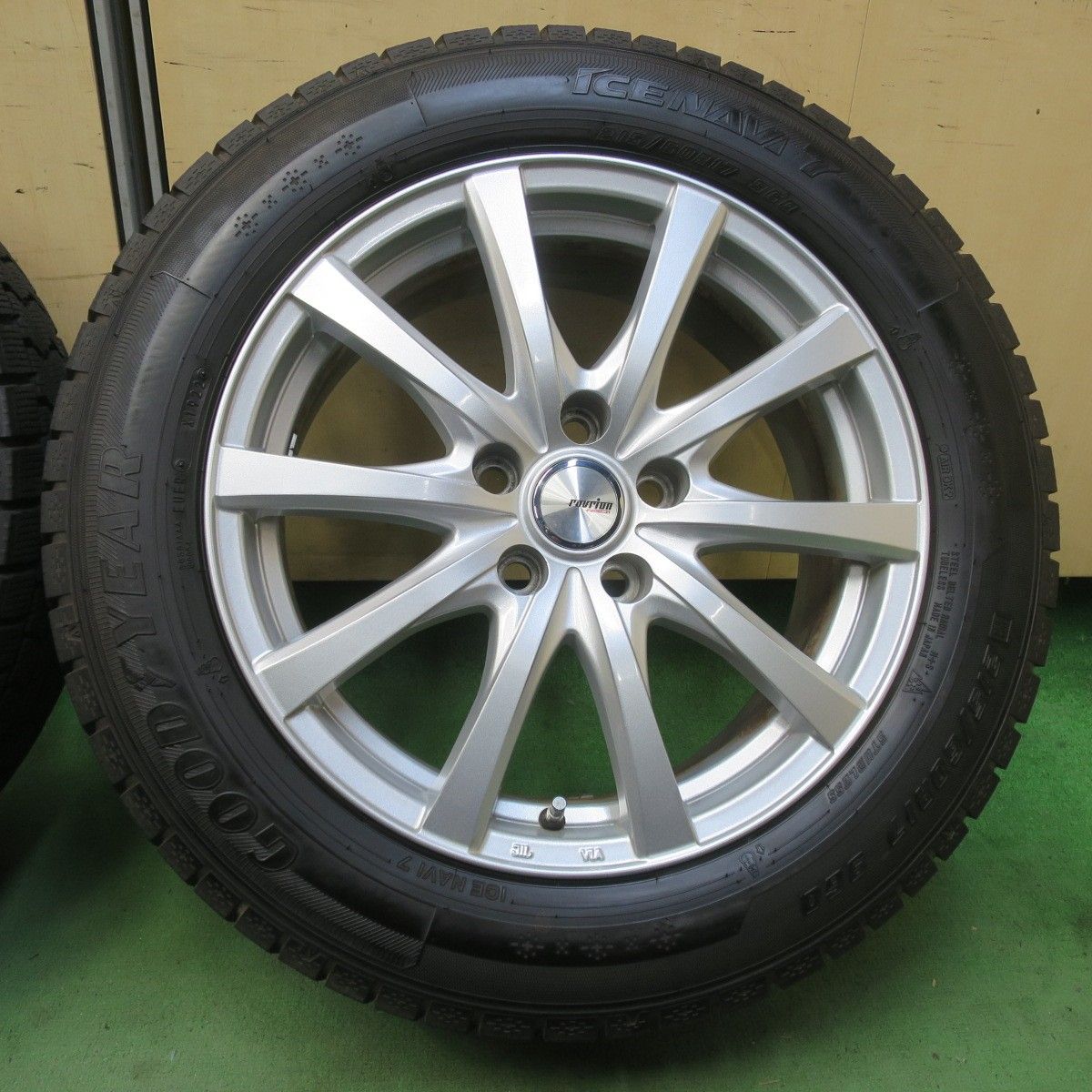 超バリ溝！22年！キレイ！ほぼ10分☆スタッドレス 215/60R17 