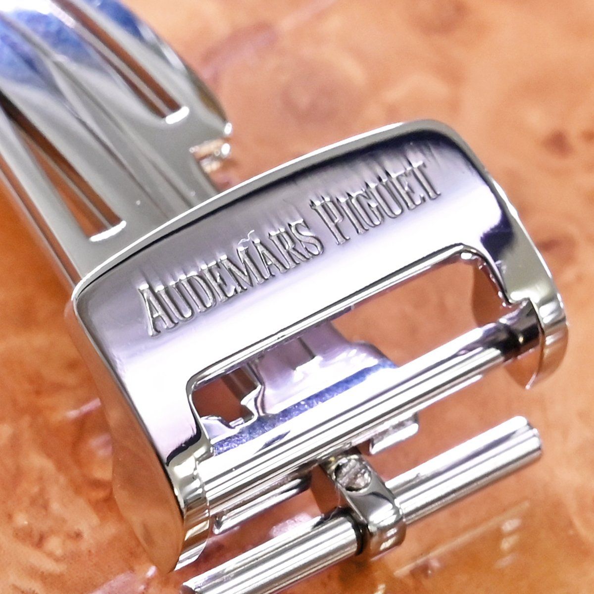 オーデマピゲロイヤルオーク 中古バックル／尾錠18mm 本物 極上品 オーデマピゲ 純正品 ロイヤルオーク APバックル 18mm幅