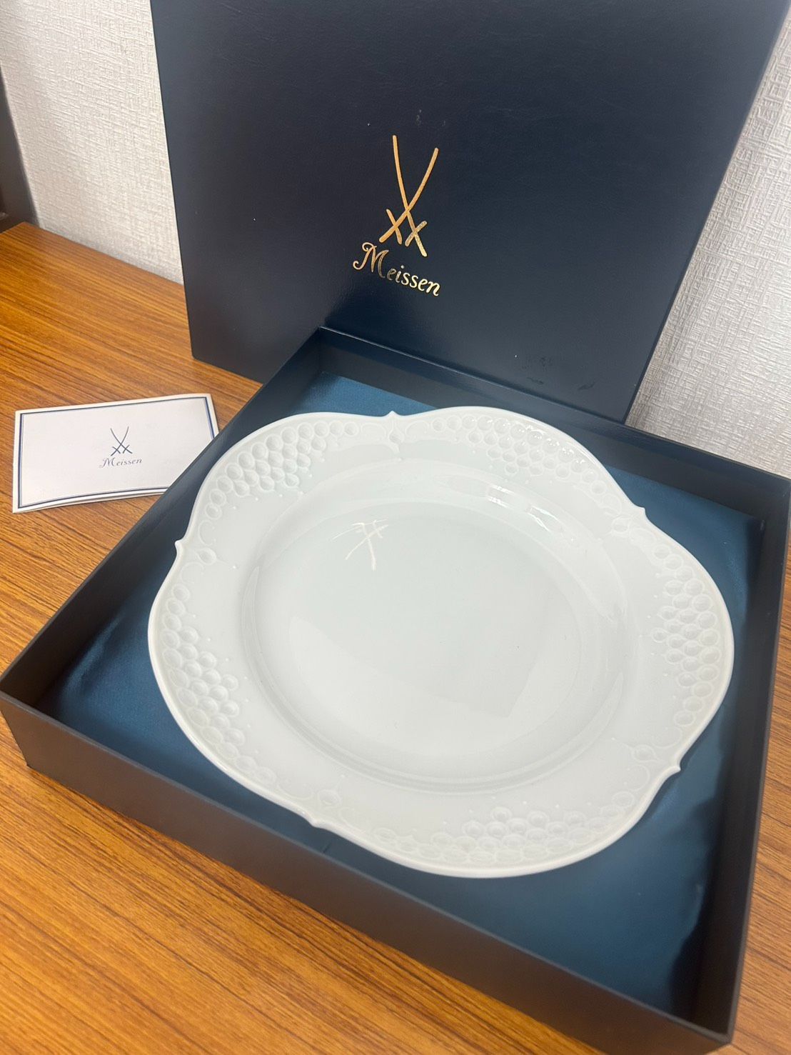 s0821606 マイセン meissen ホワイトリーフ 洋食器 双剣 皿 カフェ インテリア ブランド プレート 食器 ホワイト ドイツ 未使用 中古品 R【保管品】MEISSEN マイセン ホワイトレリーフ プレート お皿 大皿 箱