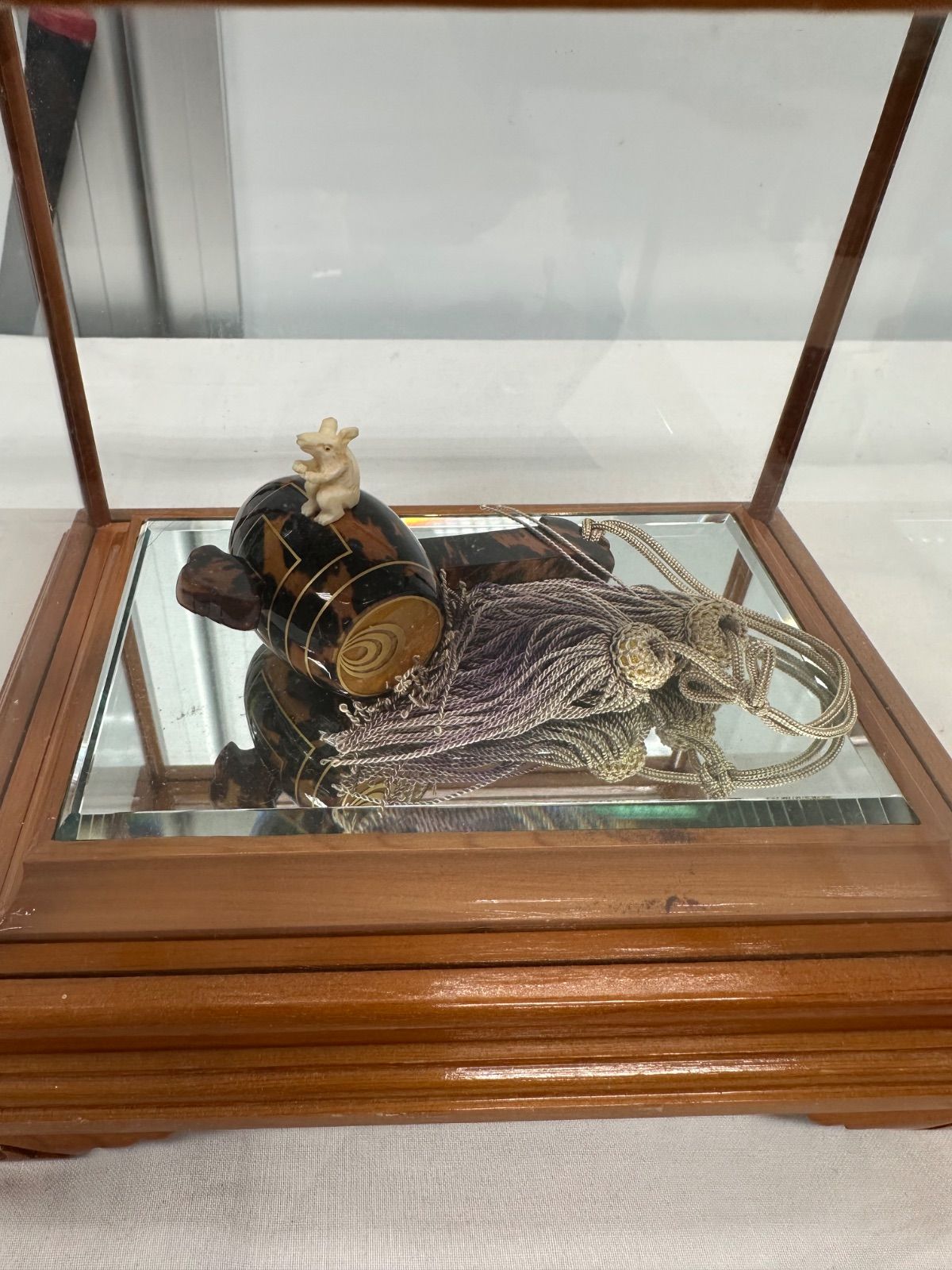 【希少】打ち出の小槌 鼈甲 ねずみ 置物 ガラスケース付 縁起物 工芸品 極美品】本鼈甲 打ち出の小槌 ねずみ 置物 縁起物 ガラスケース付き