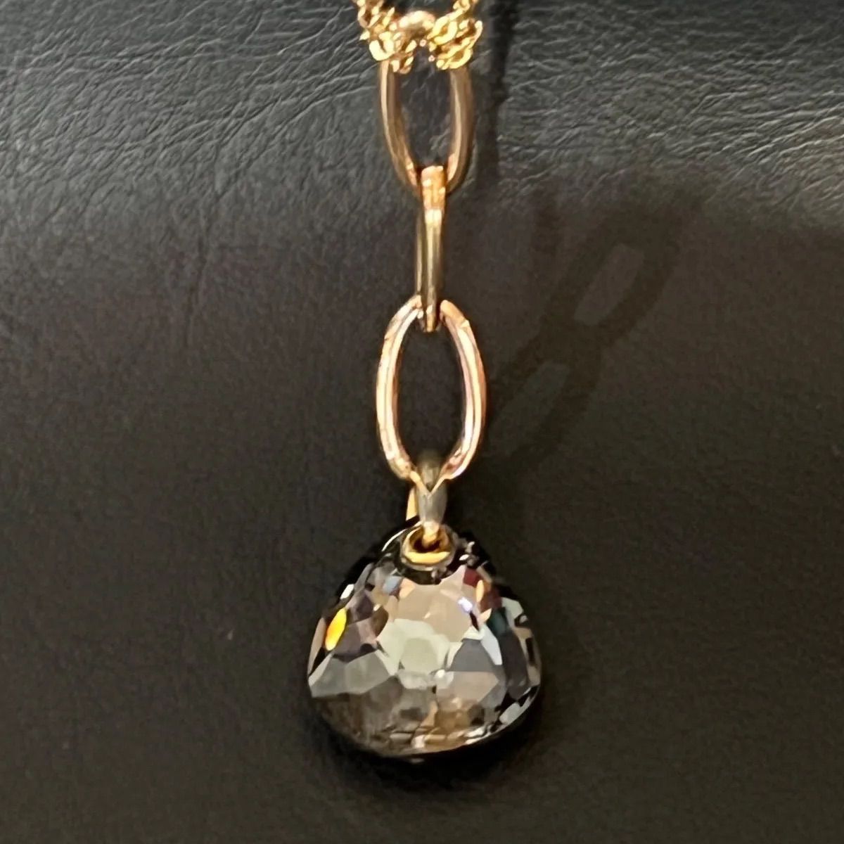 スワロフスキー (Swarovski) ゴールドチェーン ドロップ型ネックレス 