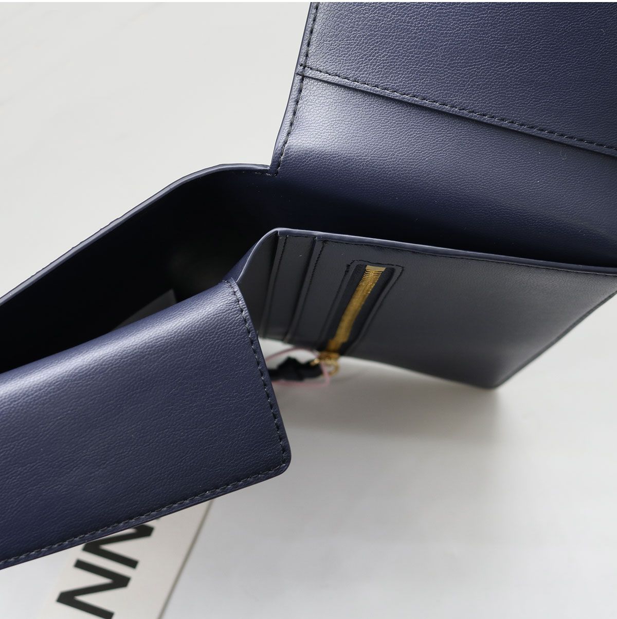 ■GANNI ガニー B3010117 Travel Wallet Bear トラベルウォレット パスポートケース 折り財布 旅行 レザー ロゴ ブランド