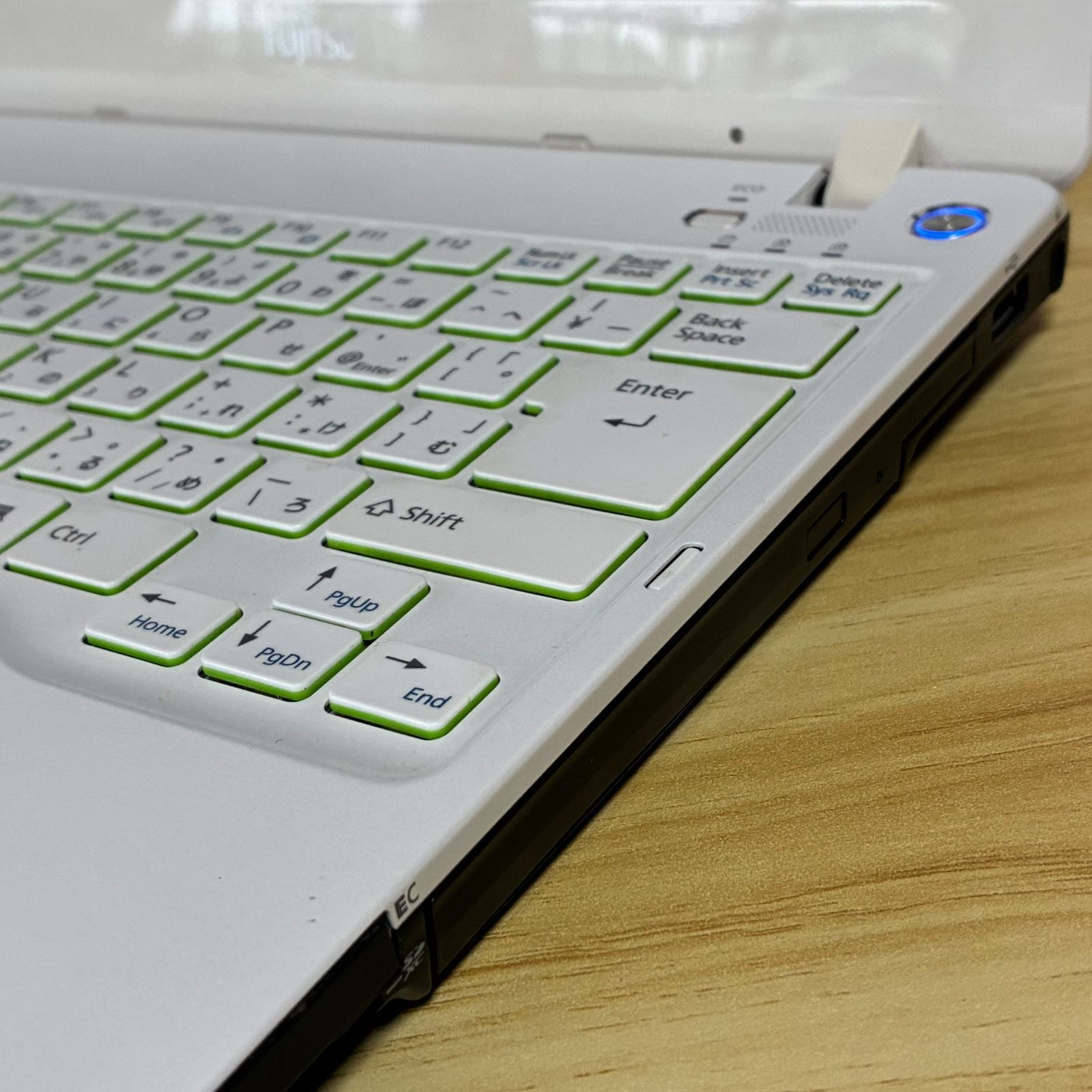 グ*め様 Fujitsu Lifebook ホワイト FUJITSU LIFEBOOK SH54/G / ノートパソコン / 富士通 【1332】 - メルカリ