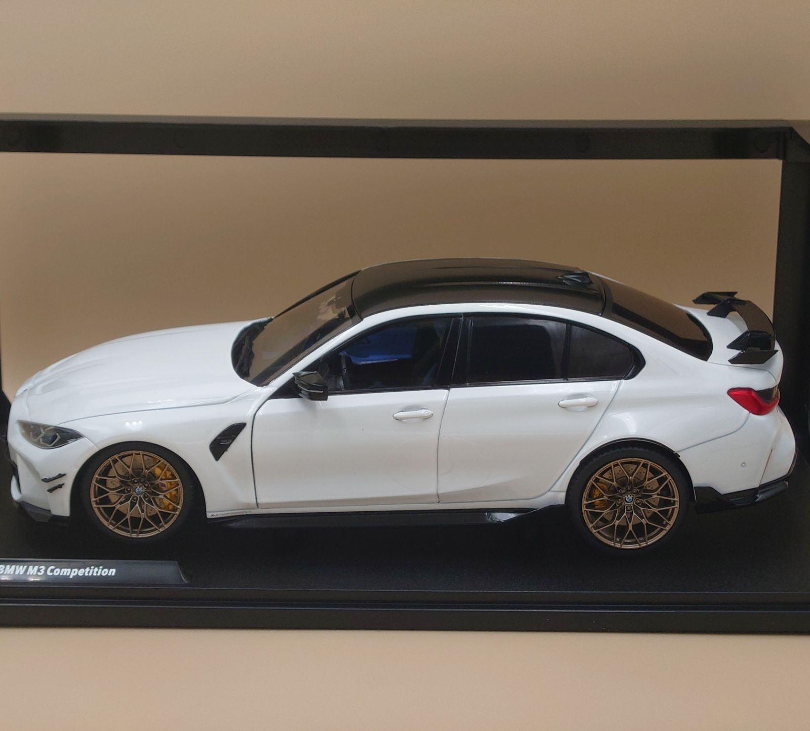 1/18 BMW M3 G80 ホワイト パフォーマンス パーツ 2024 ソリド製ダイ