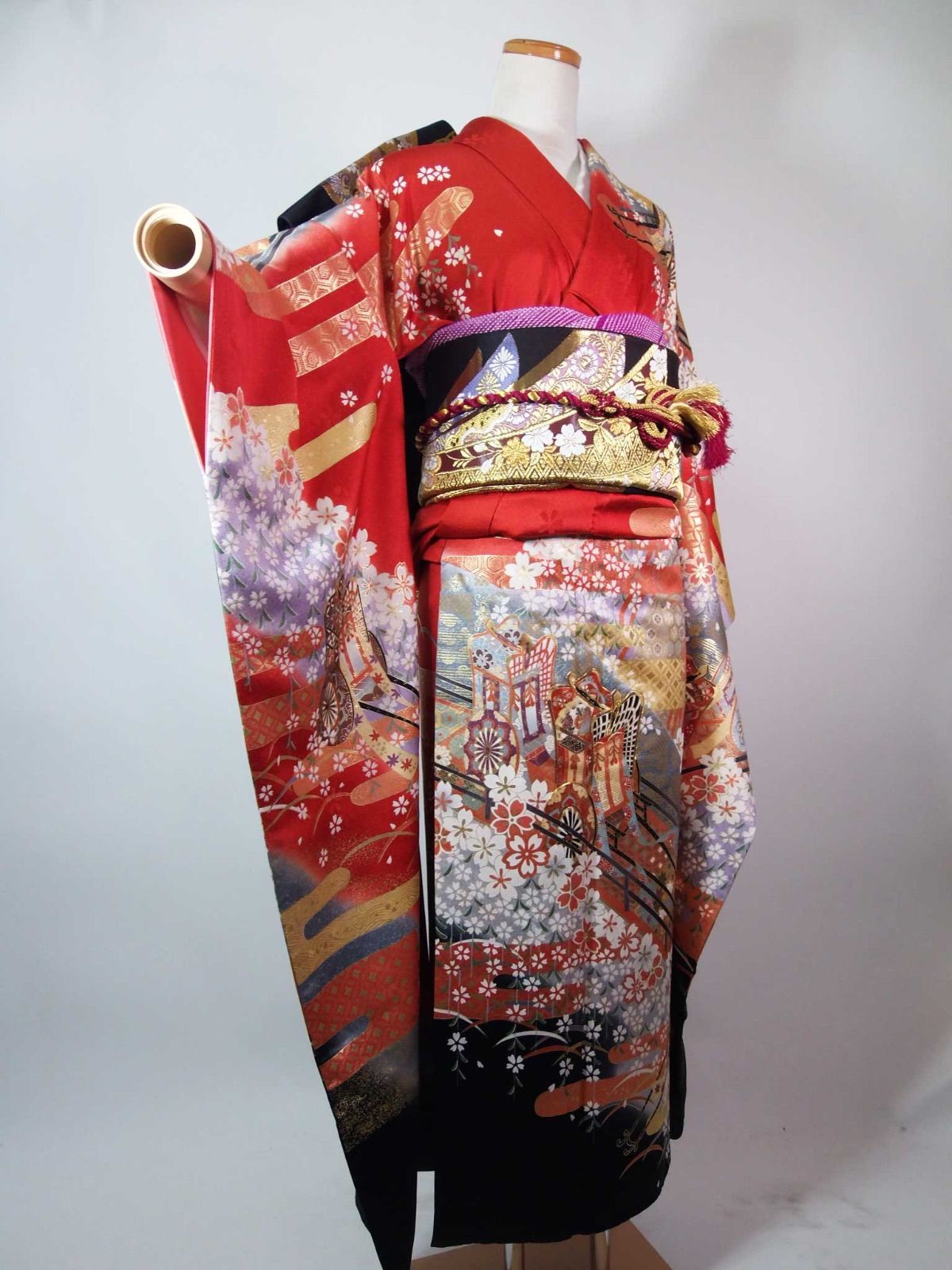 美品 振袖 御所車 桜文様 金彩 金駒刺繍 華やか 赤地 成人式 前撮り