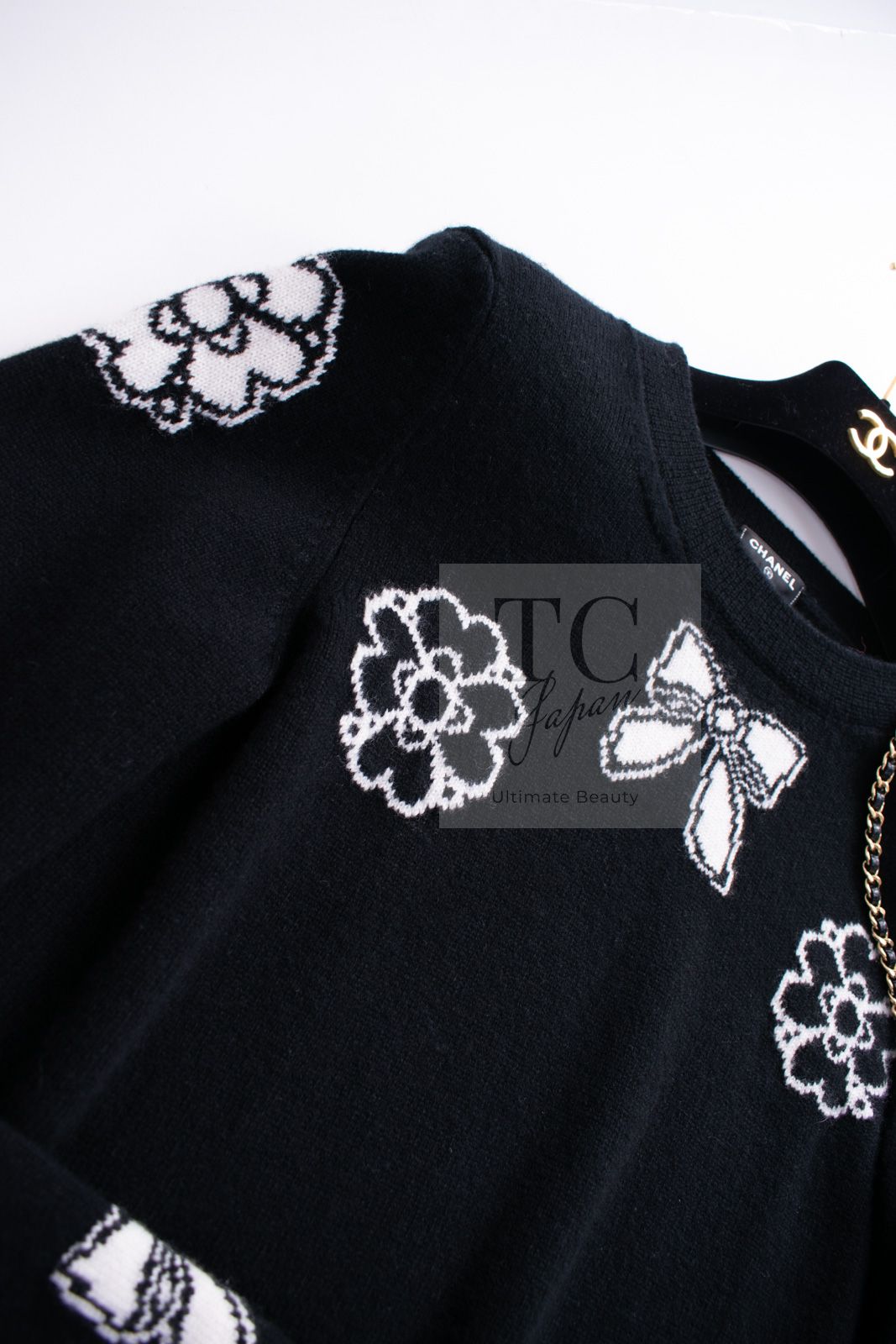 シャネル セーター CHANEL ブラック リボン カメリア カシミア ニット 長袖 カール・ラガーフェルド 美品 44 CHANEL - シャネル セーター CHANEL ブラック リボン カメリア