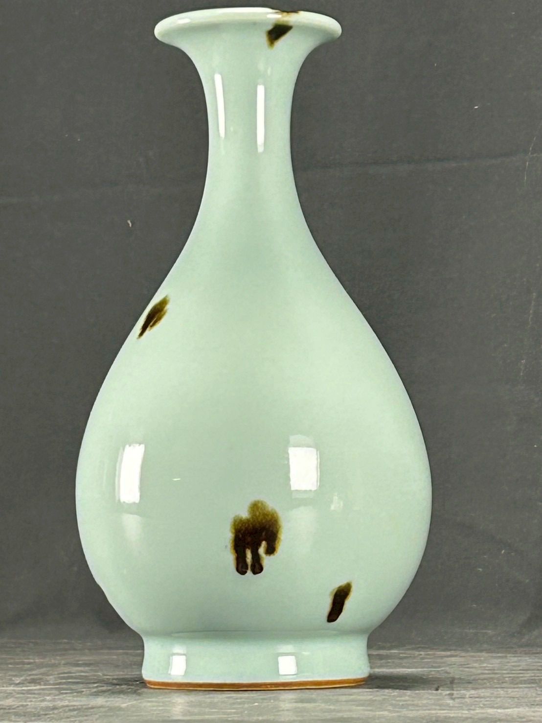 青磁　花瓶　共箱　印付き　榮一作 青磁牡丹紋酒瓶 インテリア商品 - Sazen Tea