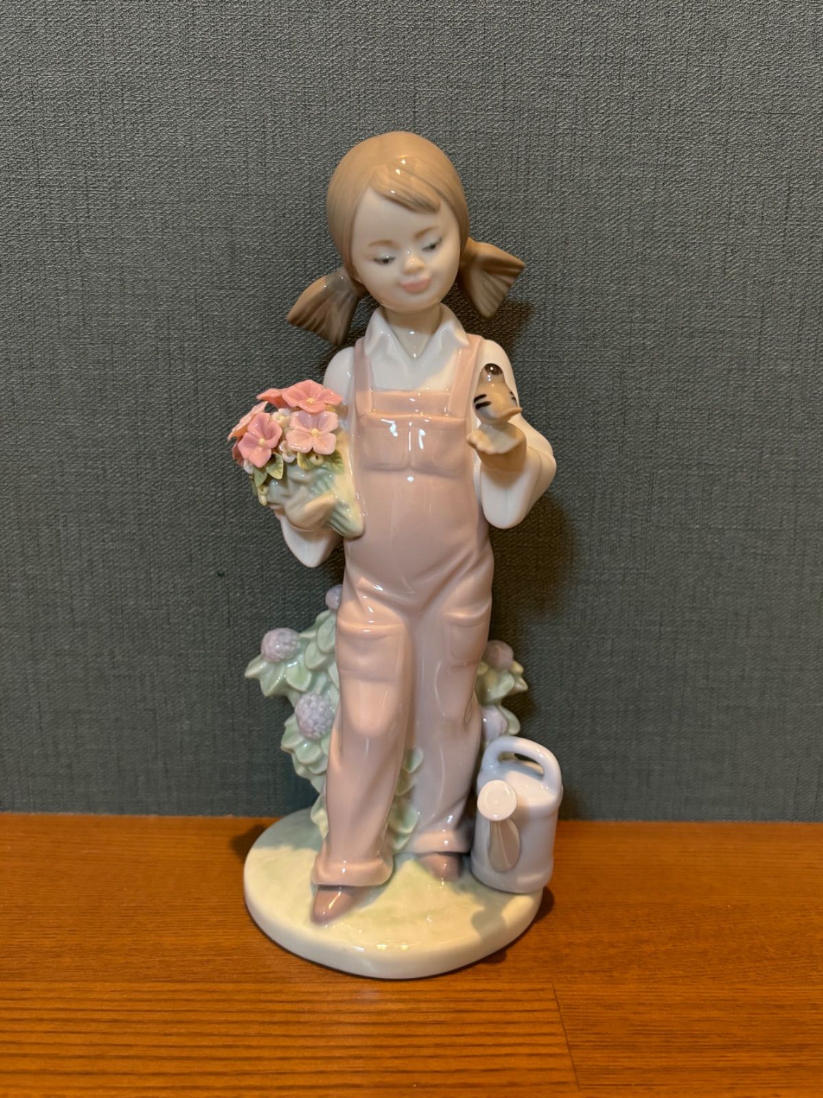 LLADRO(リヤドロ)　置物 「小鳥と話す少女」【愛品倶楽部柏店】 小鳥と話す少女 | リヤドロ公式オンライン