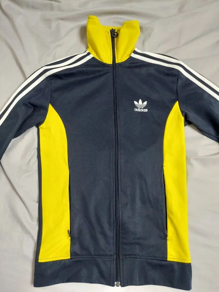 adidas アディダス ジャージ ジップアップ ネイビー×イエロー M adidas ジャージ ジャケット ネイビー/イエロー - メルカリ