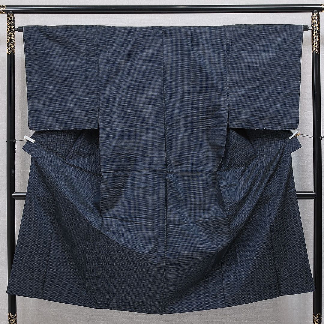 男着物 袷 身丈138cm 裄丈64cm 正絹 Sランク カジュアル 棒衿 Sサイズ 亀甲 古典的 落ち着き 紺系 RP 1224-16070