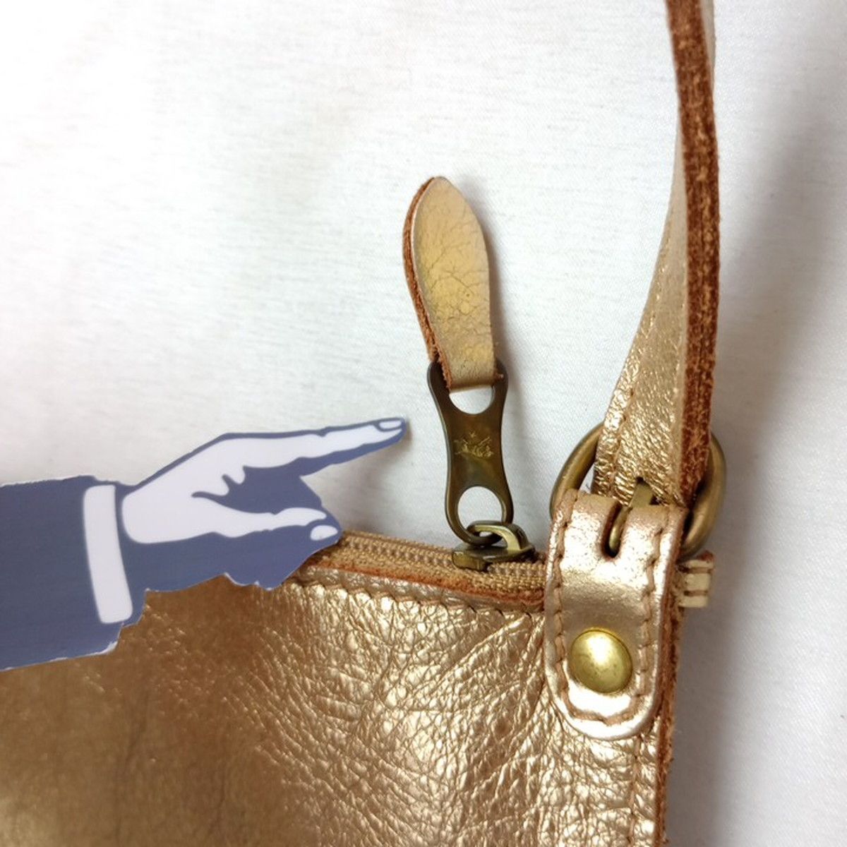 ◯ IL BISONTE イルビゾンテ レザー ショルダーバッグ ゴールド 