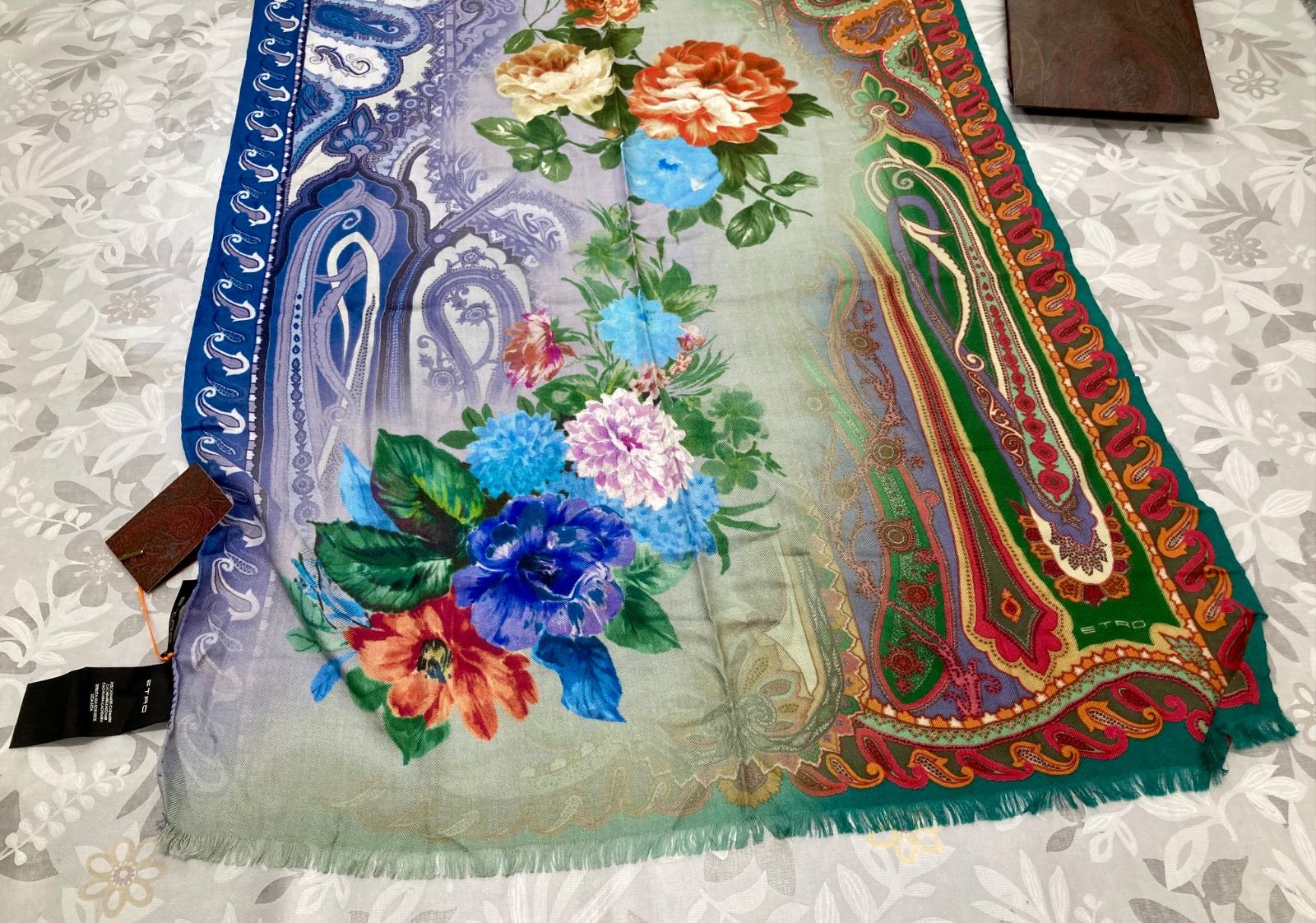ETRO エトロ 刺繍入り 大判 ストール 花モチーフ イタリア製 ストール 刺繍 シルク ホワイト マルチカラー エトロ – RECLO