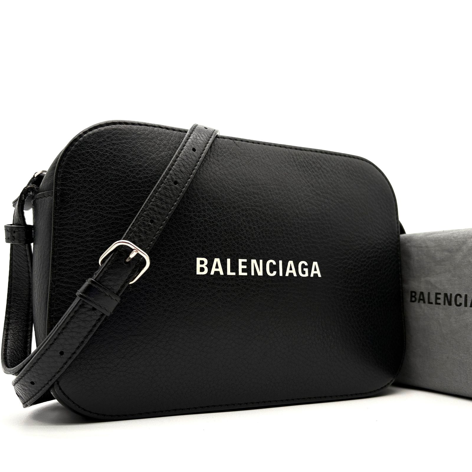 極美品 BALENCIAGA バレンシアガ エブリデイ カメラバッグ S ショルダーバッグ 斜め掛け クロスボディ グレインレザー ブラック ホワイト ロゴ レディース メンズ ユニセックス 状態良好 人気 定番 ギフト 記念日 現行モデル 鞄 極美品 BALENCIAGA バレンシアガ エブリデイ カメラバッグ S