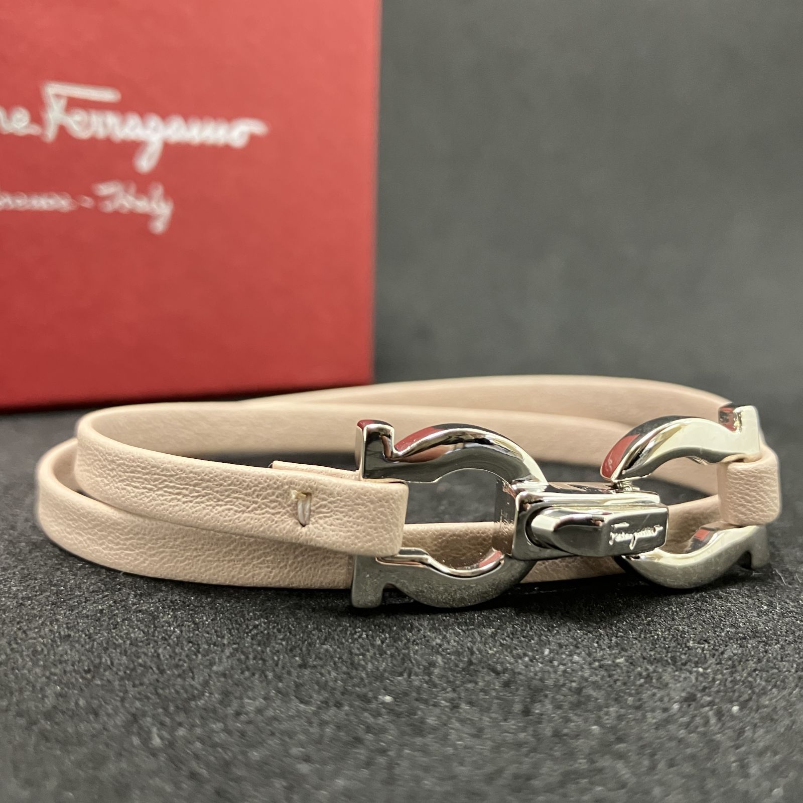美品 Salvatore Ferragamo フェラガモ チョーカー レザー ダブル 