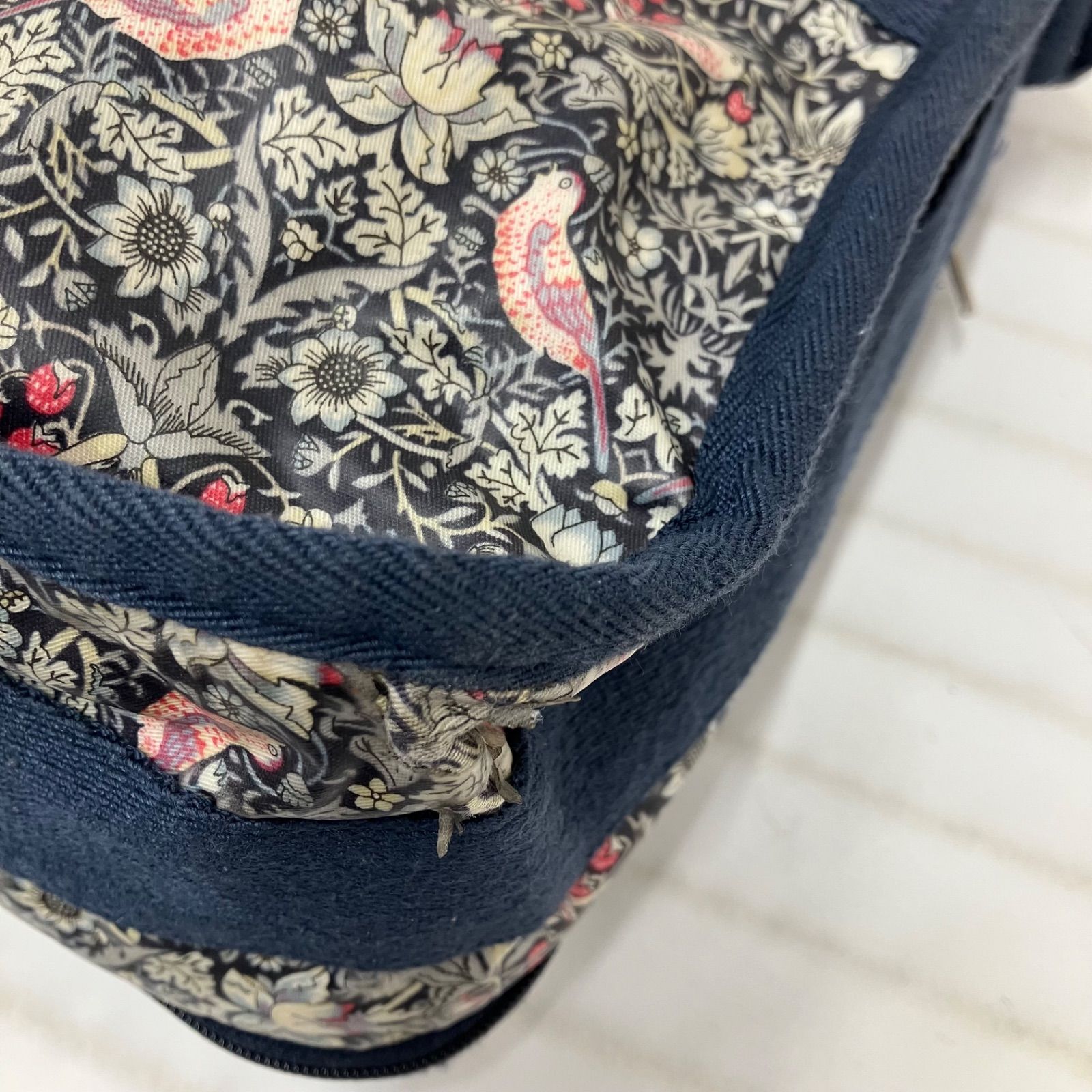 2432 LeSportsac レスポートサック ショルダーバッグ 斜めがけ 紐調節