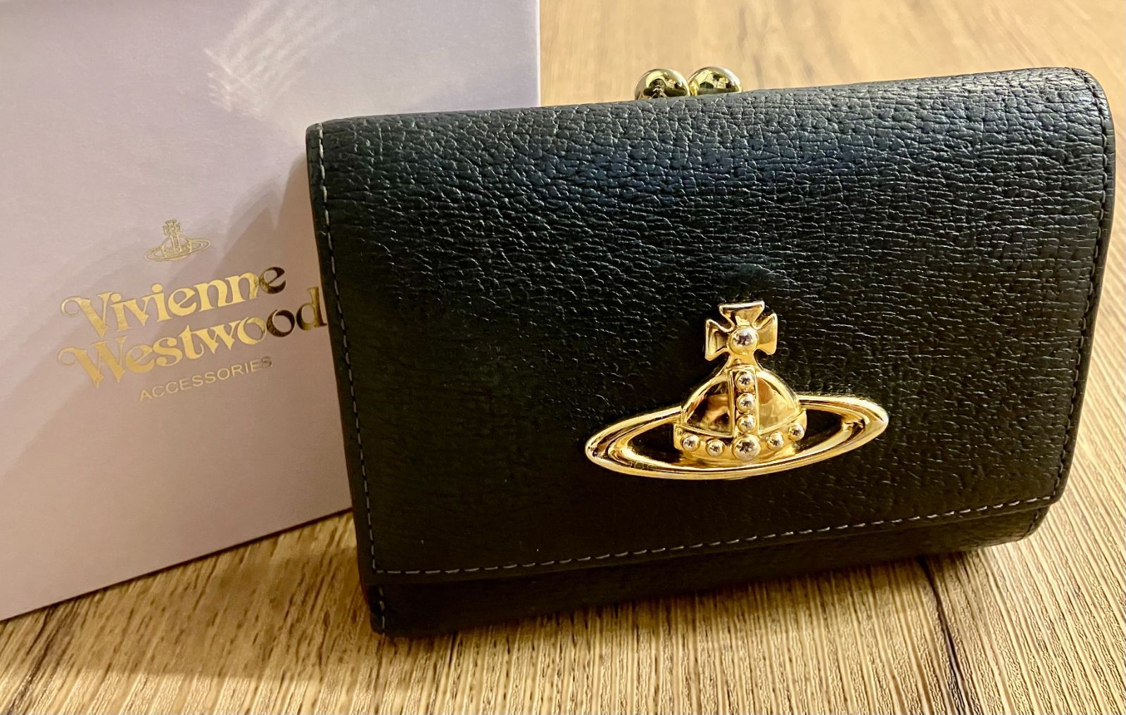Vivienne Westwood がま口 定番マット 折財布 黒 型押し 金 Vivienne Westwood（ヴィヴィアンウエストウッド） 【並行輸入品