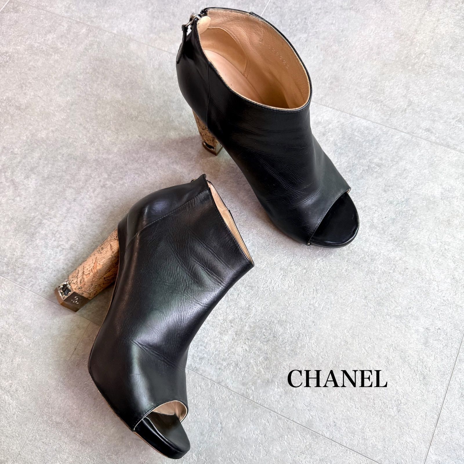 CHANEL シャネル ココマーク チェーンコルクヒール レザーブーツ CHANEL シャネル ココマーク チェーンコルクヒール レザーブーツ
