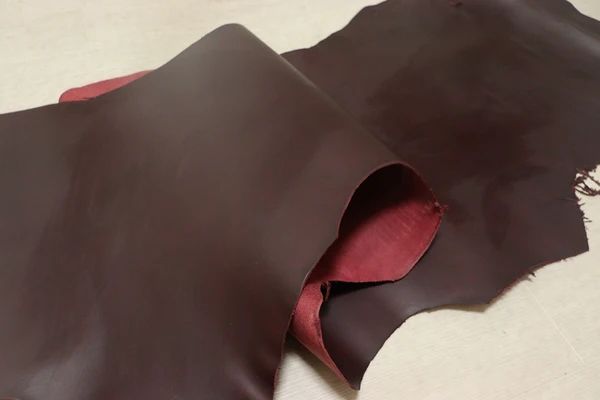 バーガンディ 83ds ヌメ革 ベリー 牛革 イタリア レザー スムース加工 はぎれ 一枚革 レザークラフト 革 皮 本革 diy 生地 材料