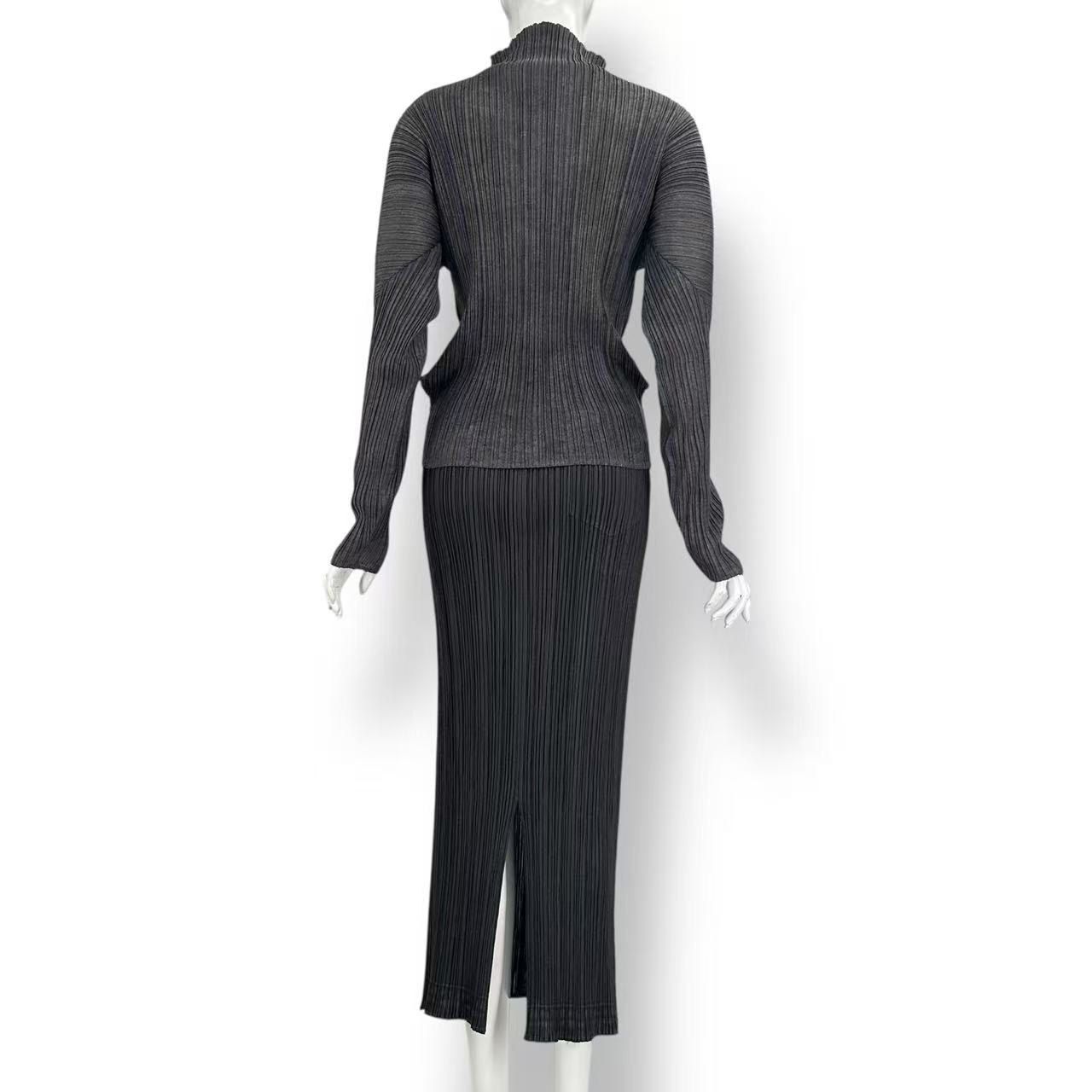 イッセイミヤケ ISSEY MIYAKE プリーツプリーズ ロングスカート 灰色 イッセイミヤケプリーツプリーズ ロングスカート グレー 美品 - メルカリ